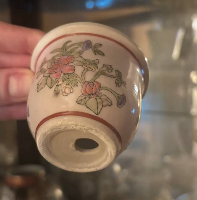 Mini porcelain cache-pot in Chinese style with its saucer.