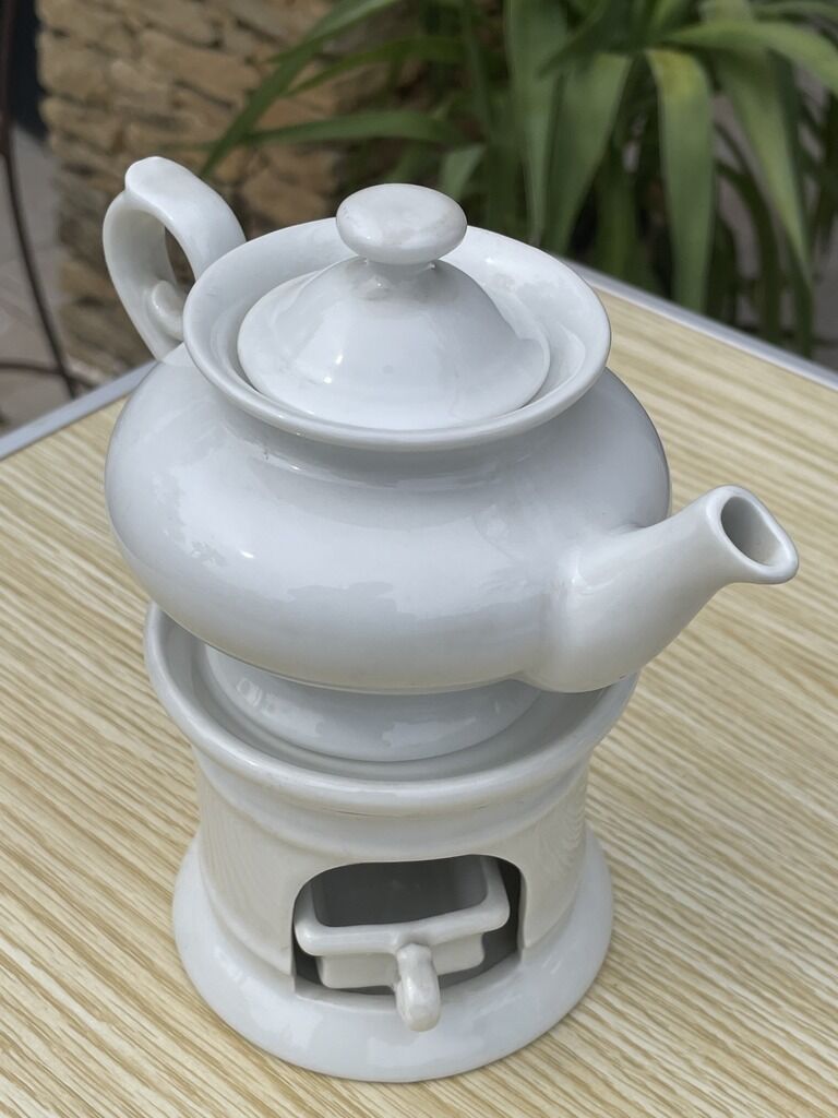Théière en porcelaine blanche