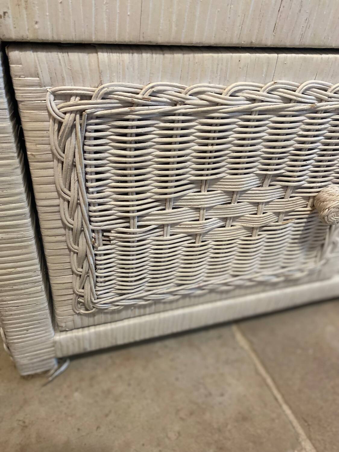 Meuble vintage en osier blanc