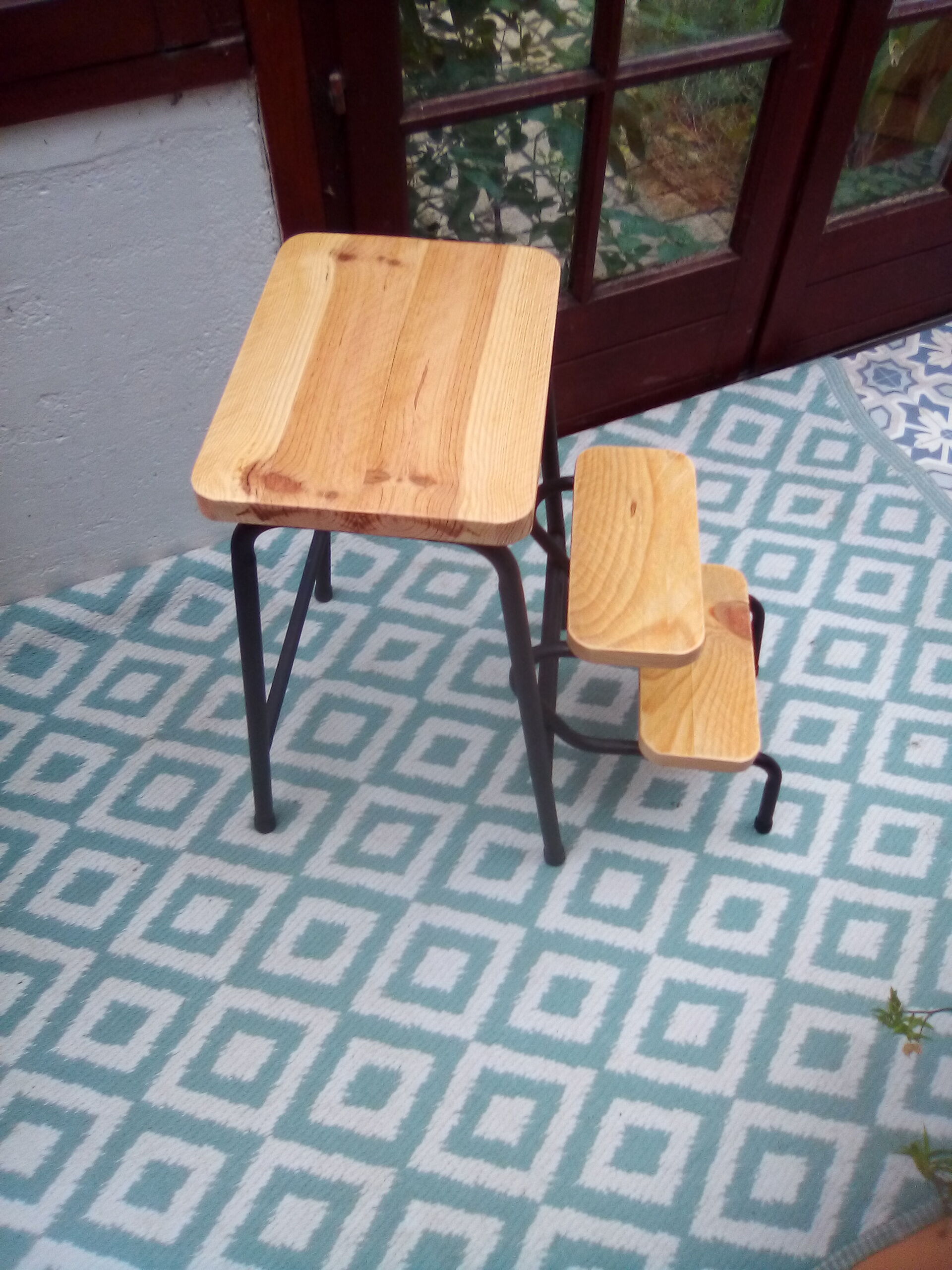 Foldable steplady stool