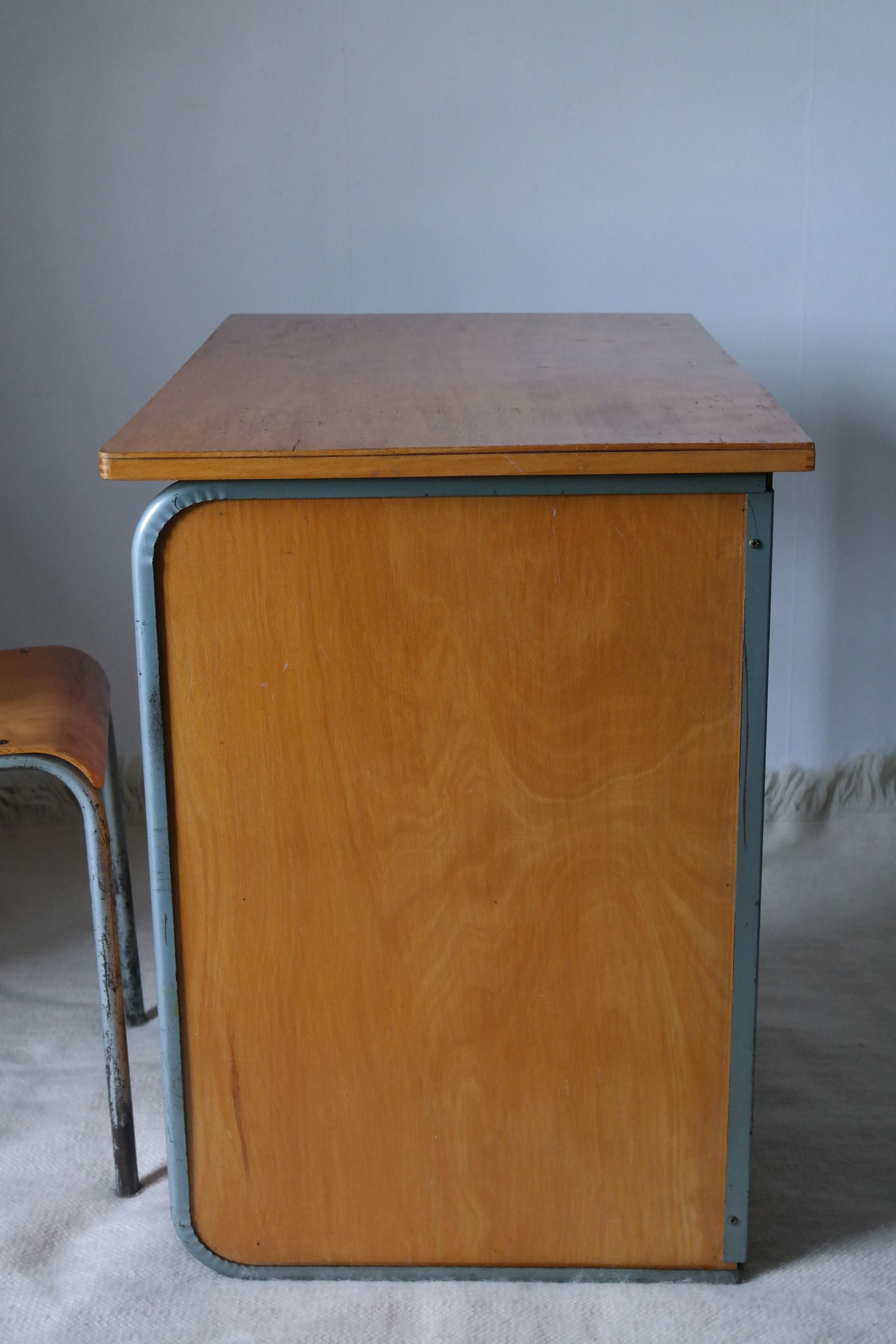Bureau d'écolier et chaise vintage métal et bois clair