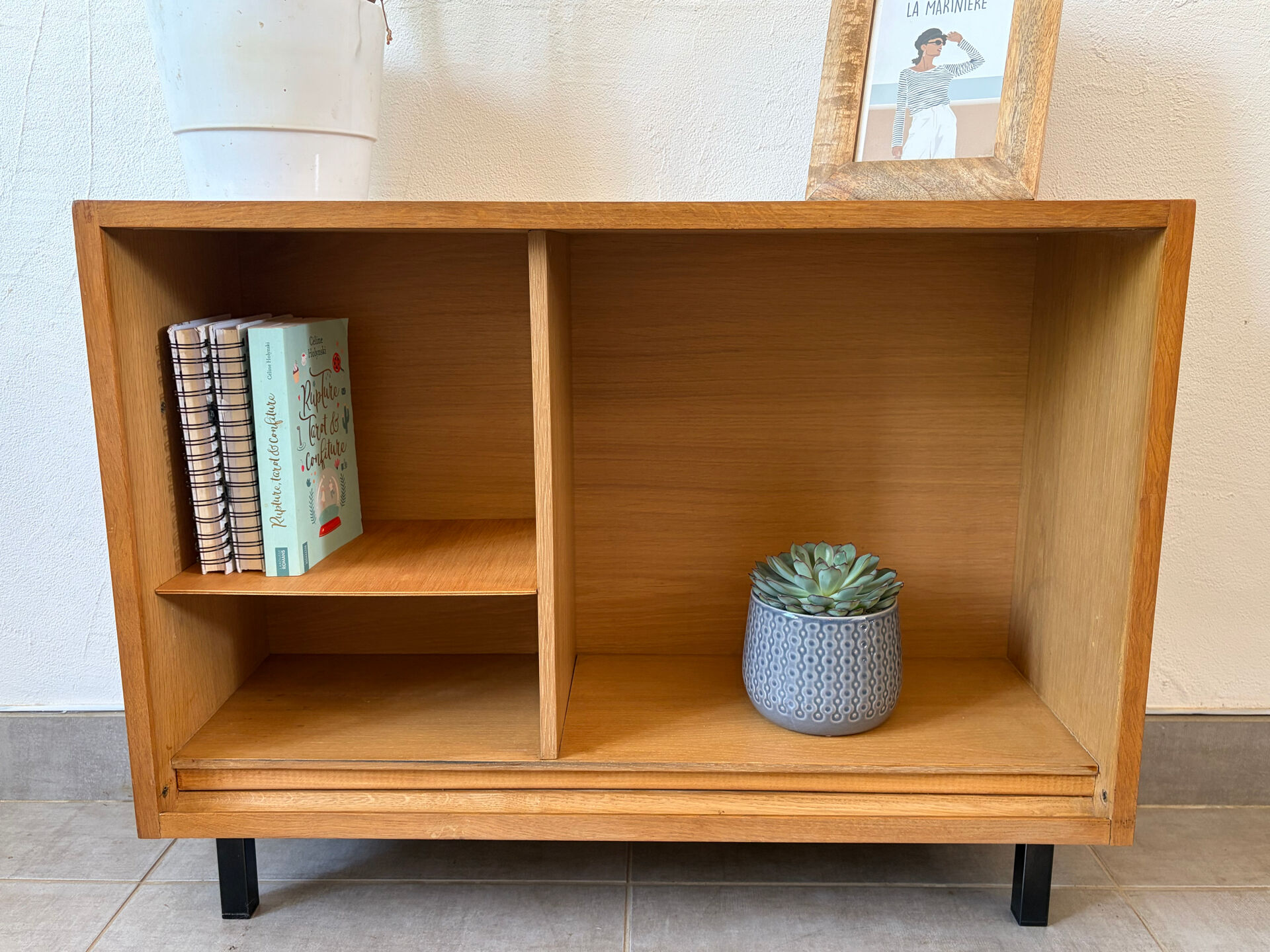 Charming vintage shelf / TV unit