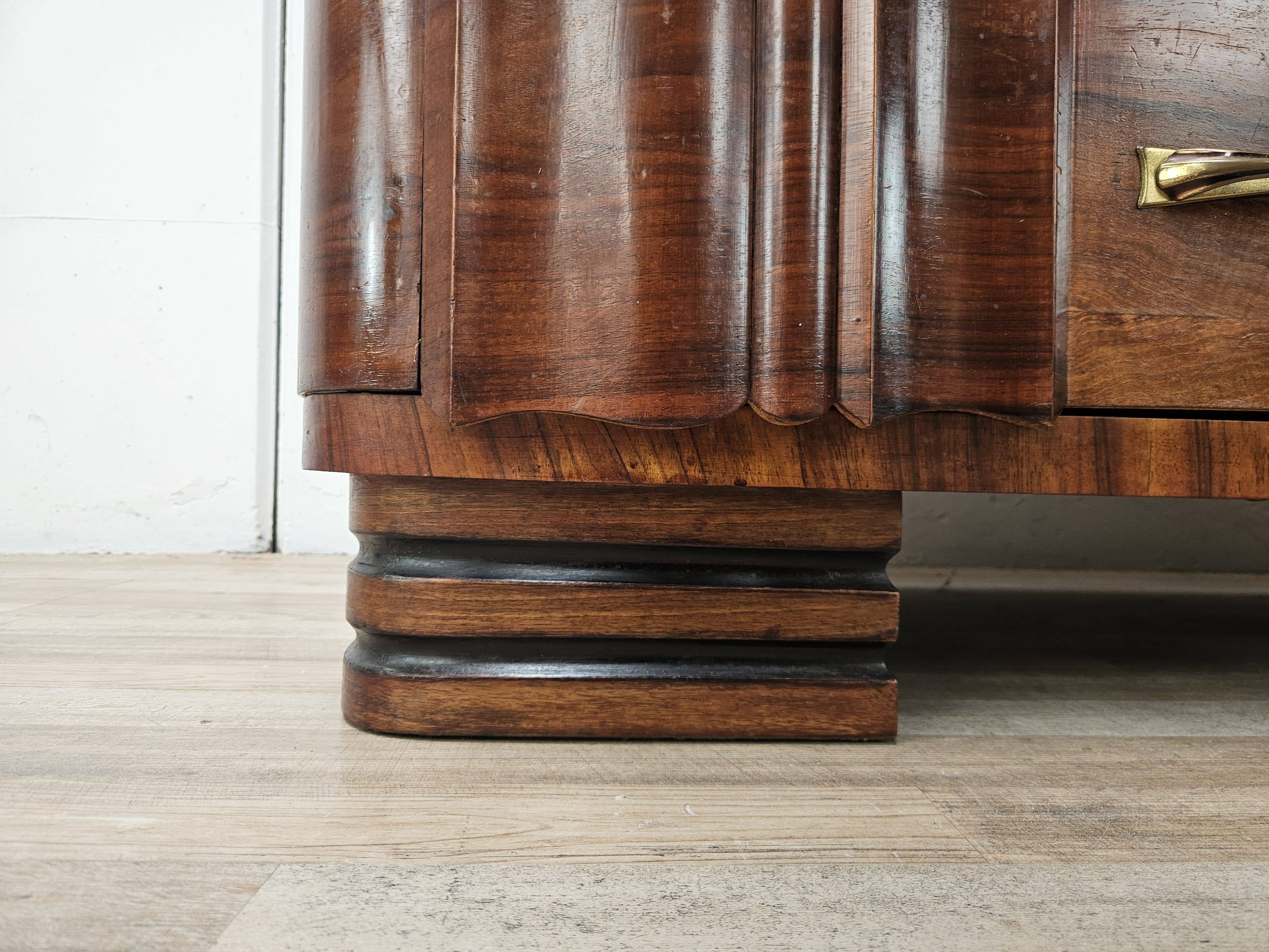 Commode en noyer avec 4 tiroirs et poignées en laiton, années 1940