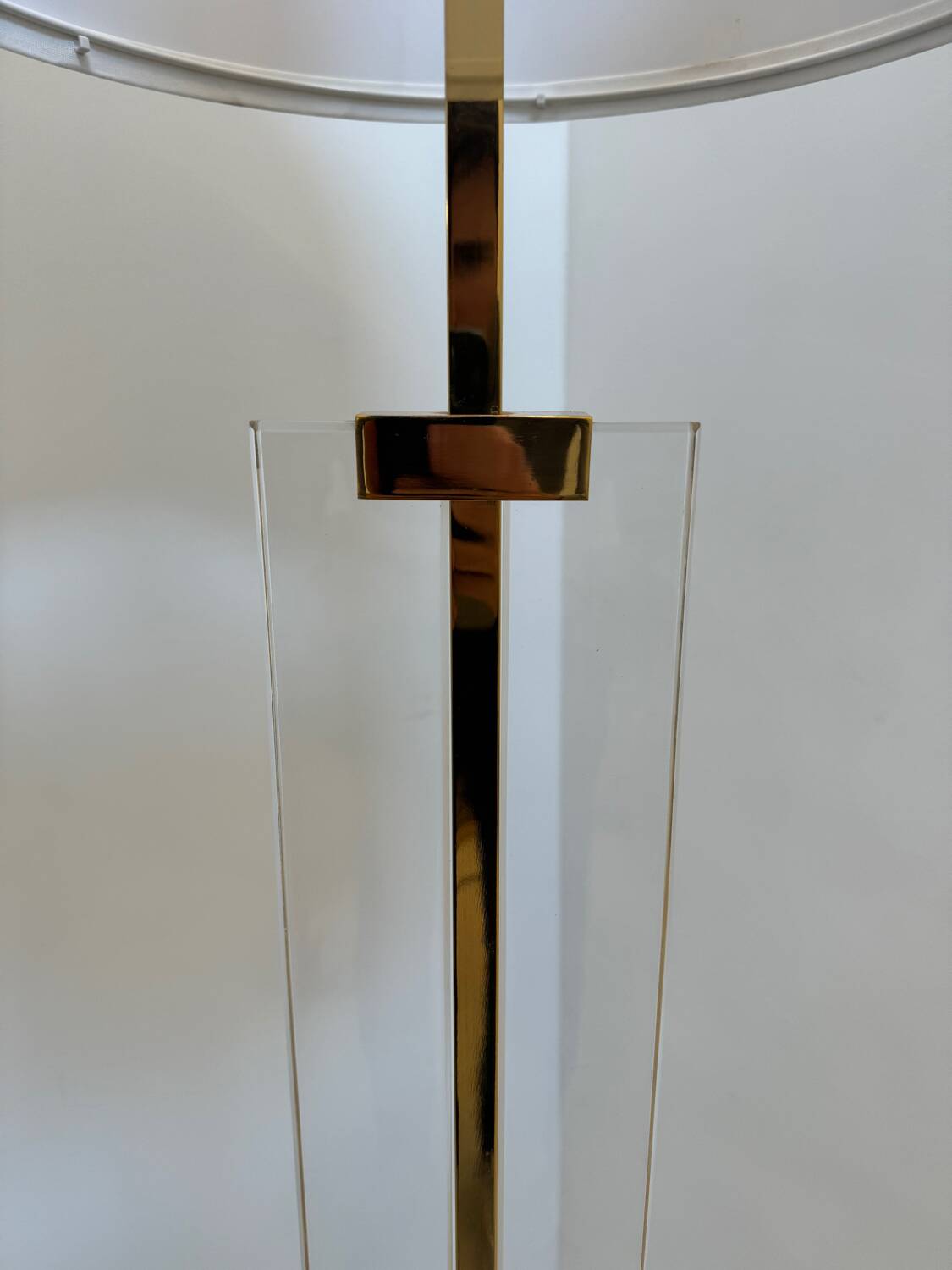Lampadaire en plexiglas et métal doré, 1970