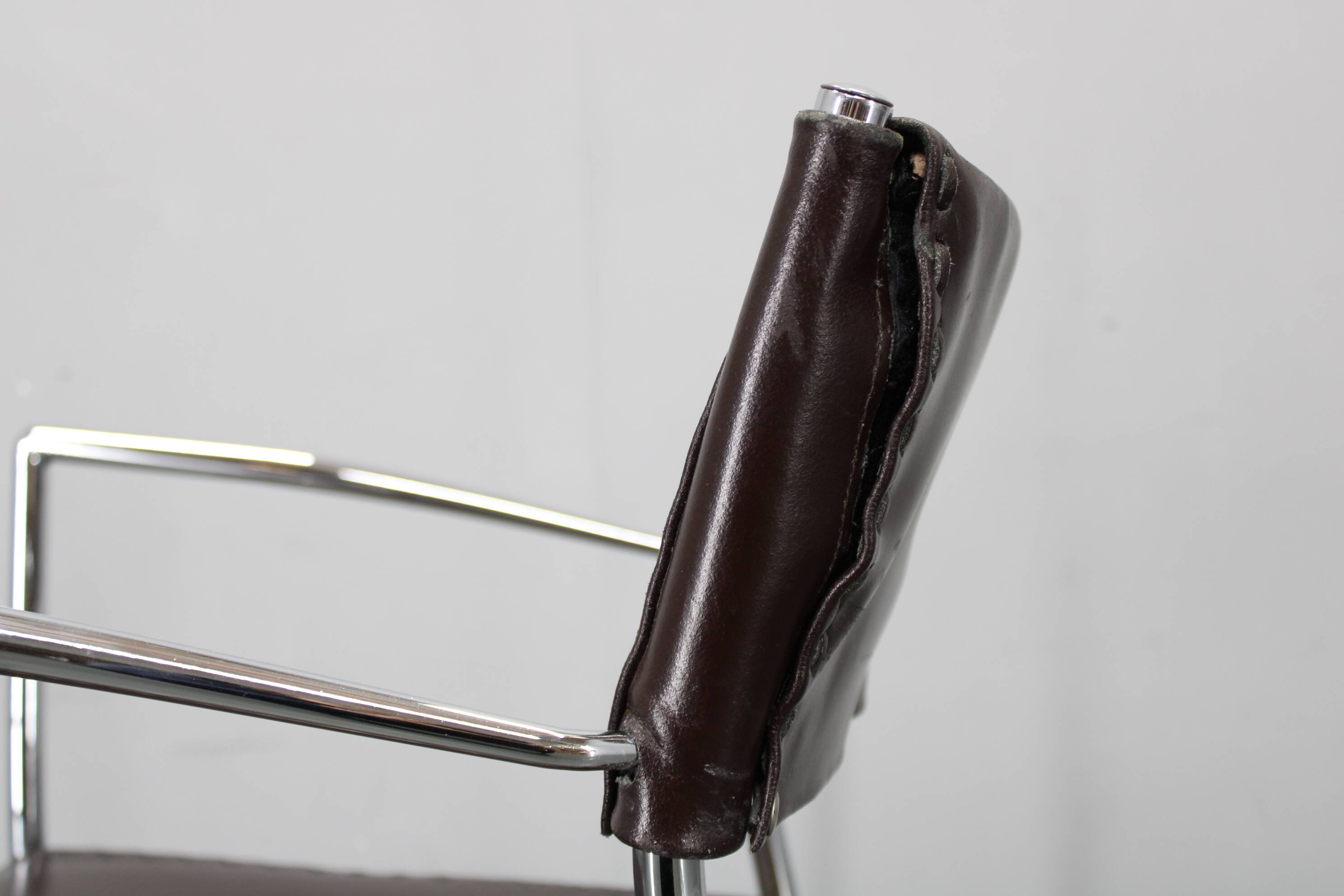 Ensemble de six fauteuils en cuir italien et chrome par Arper.