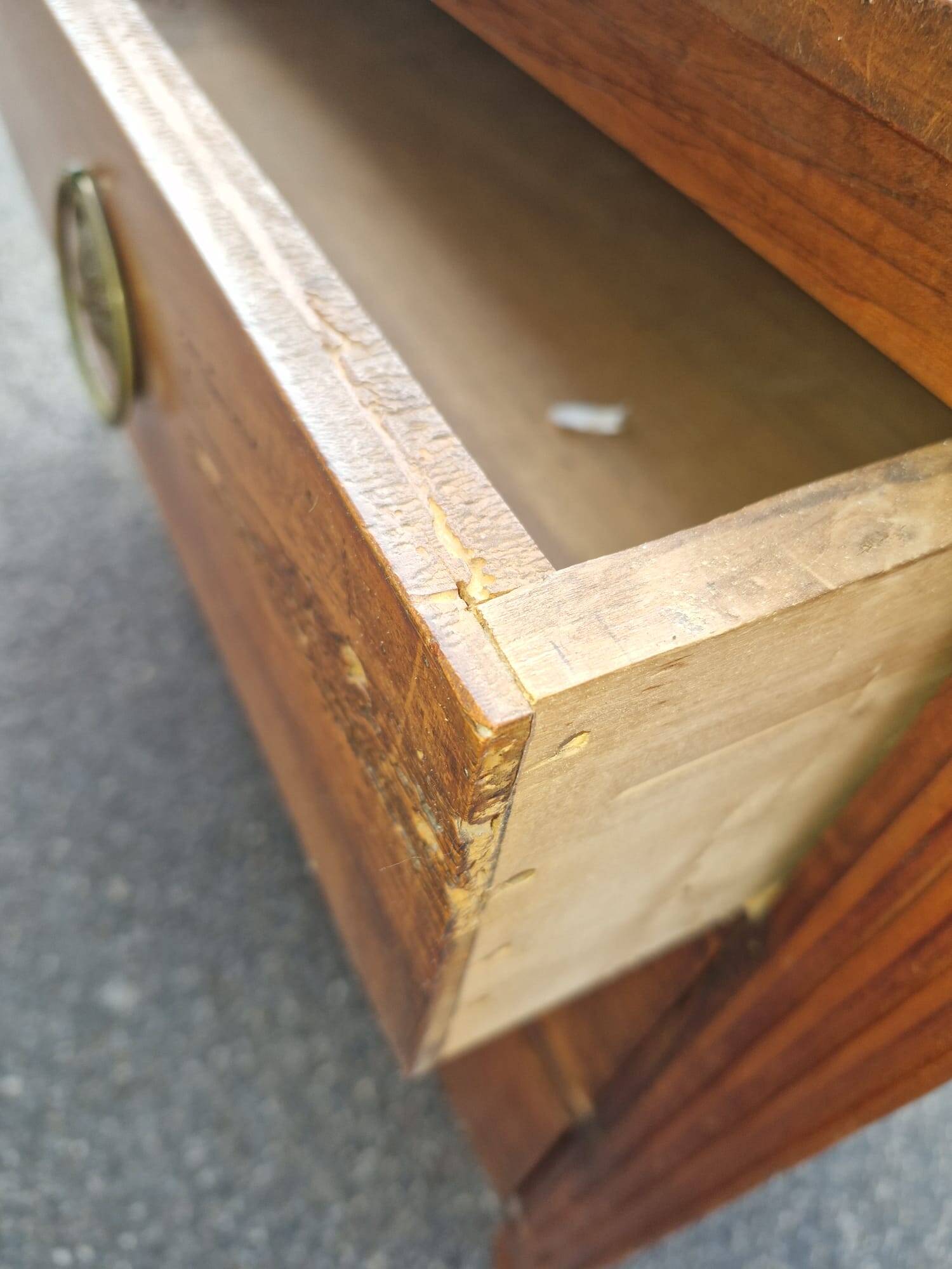 Chest of drawers