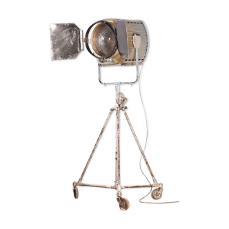 Projecteur de studio de cinéma vintage sur trépied