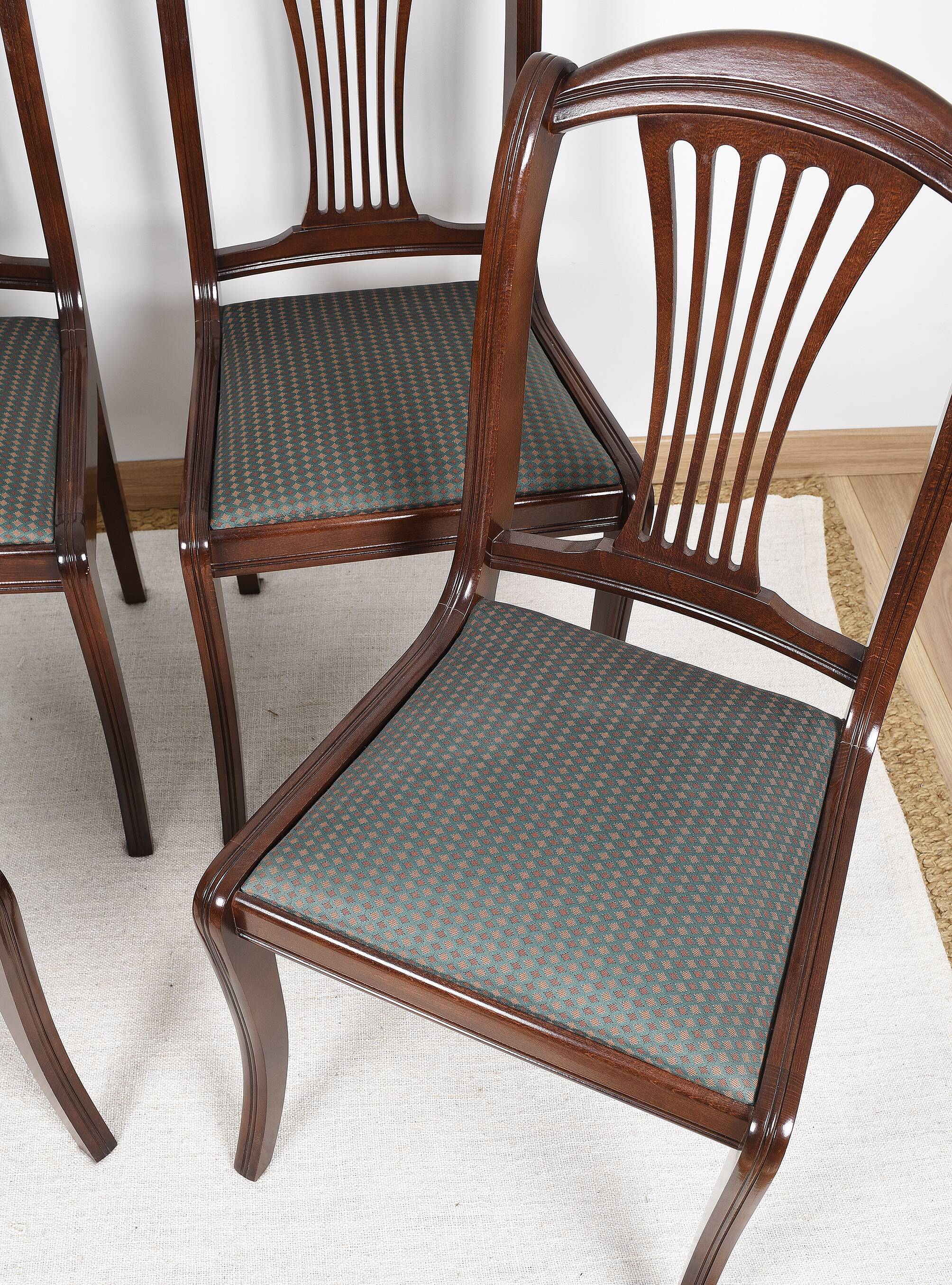 Ensemble de 4 chaises tapissées de style Art Déco pour salle à manger.