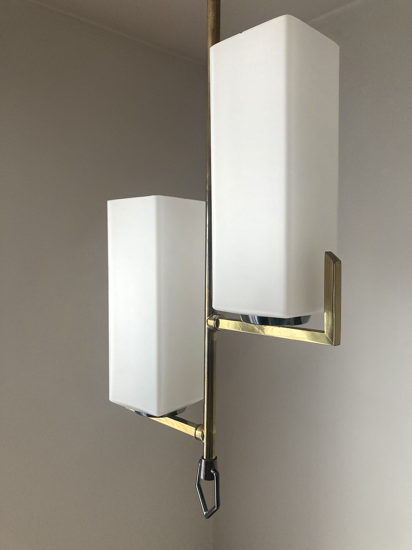Suspension Arlus en laiton brut et opaline satin.