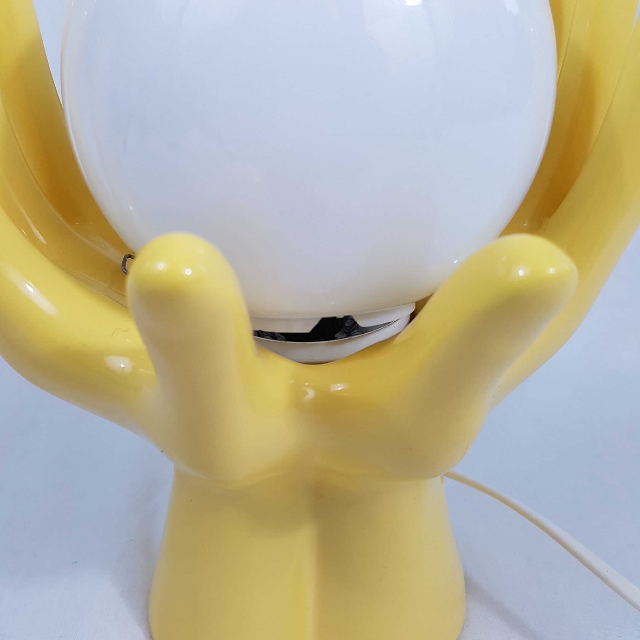 Lamp 2 hands holding a globe ceramic 70