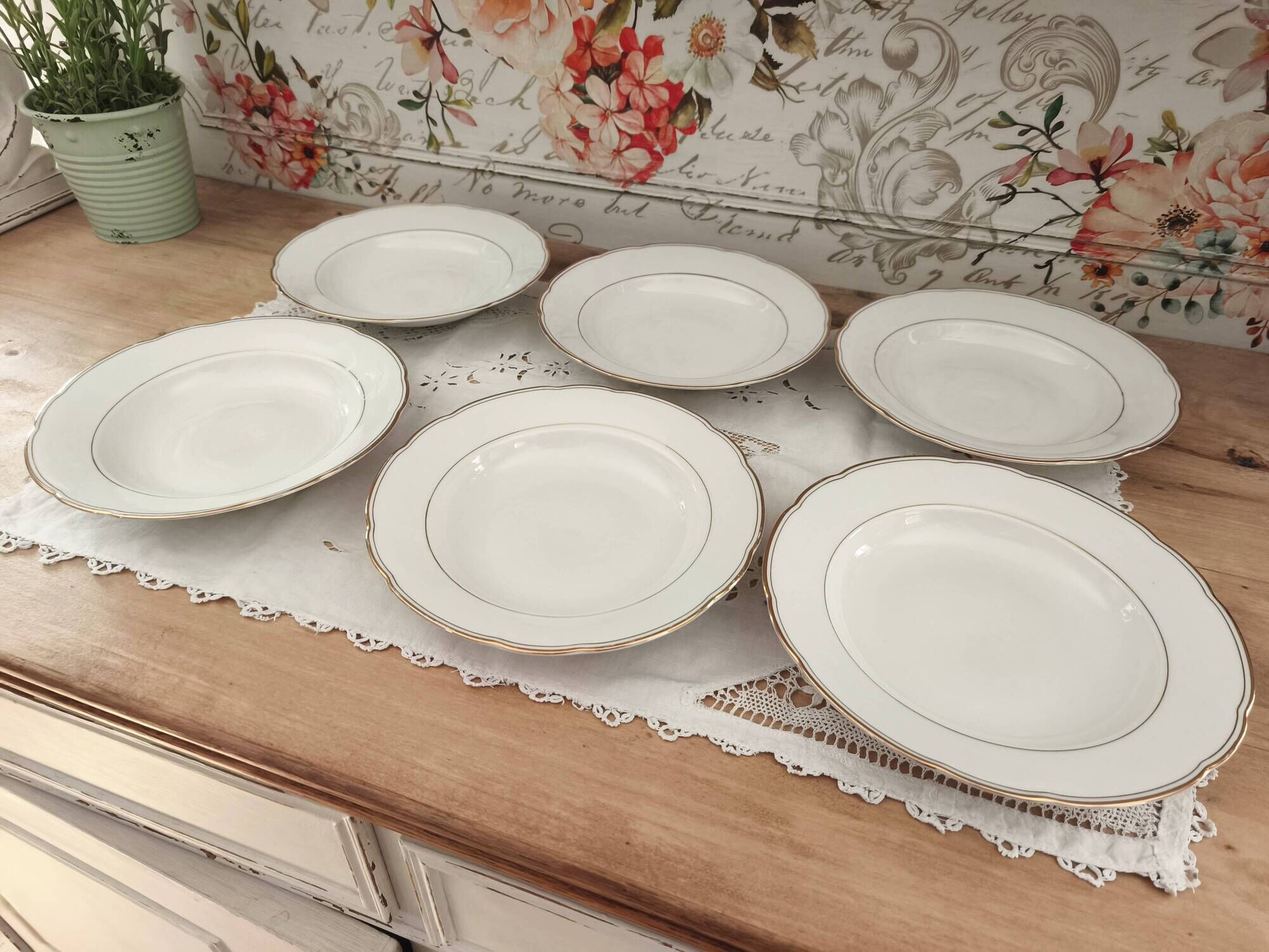 Set of 6 deep plates in fine porcelain from Bohemia with a gold rim.
