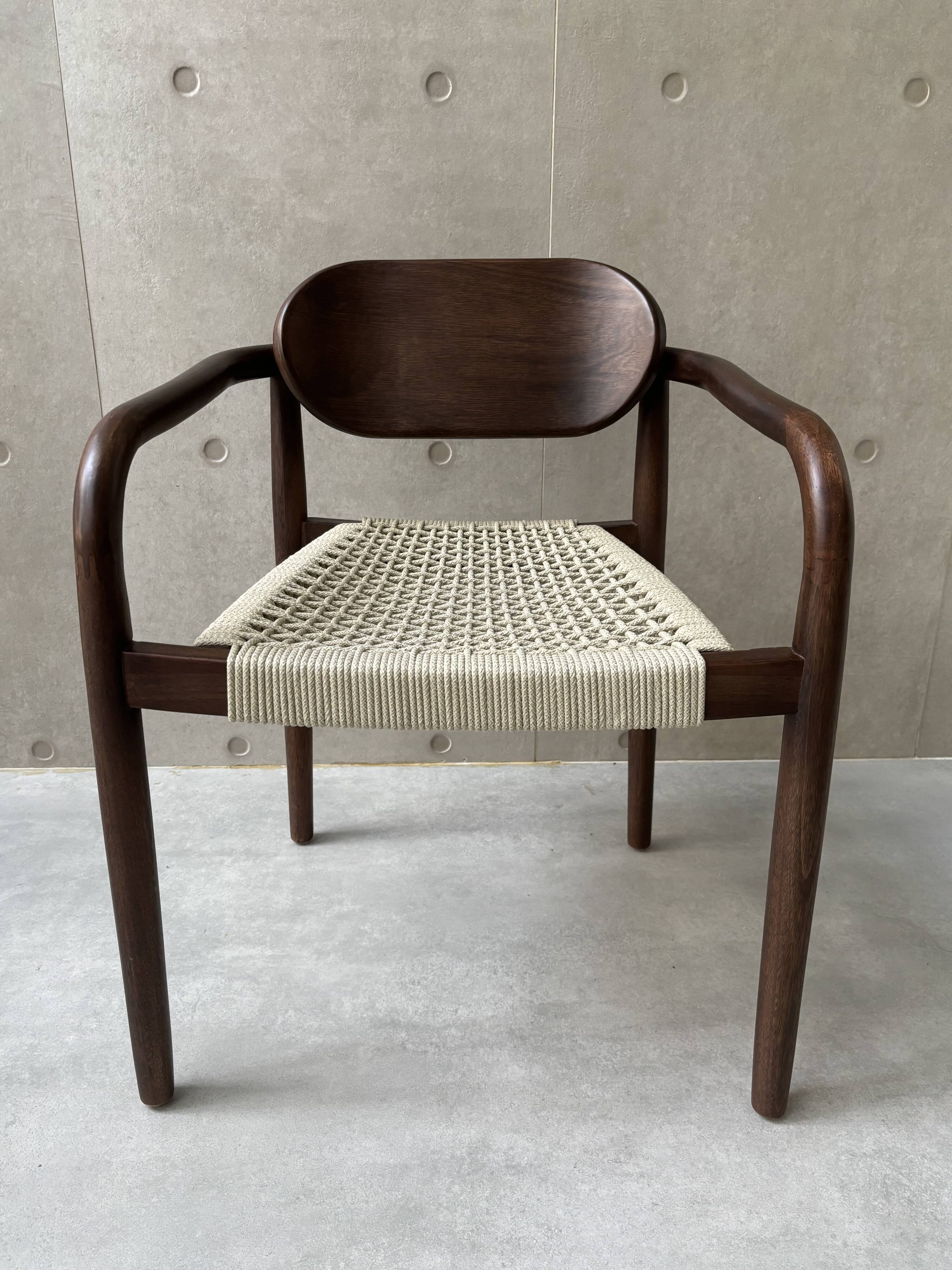 Chaises fait main en bois et cordage