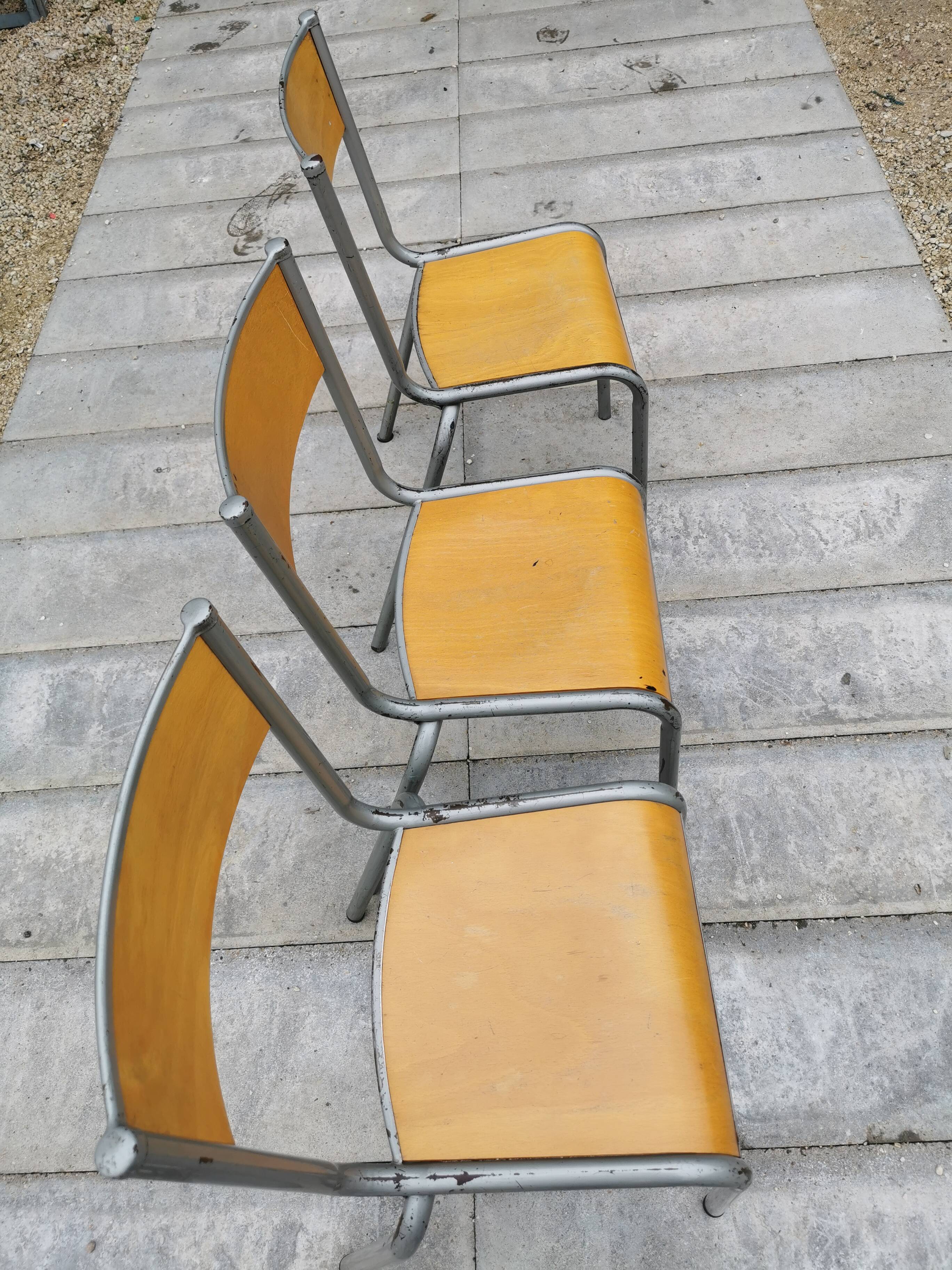 Lot de trois chaises d'école vintage