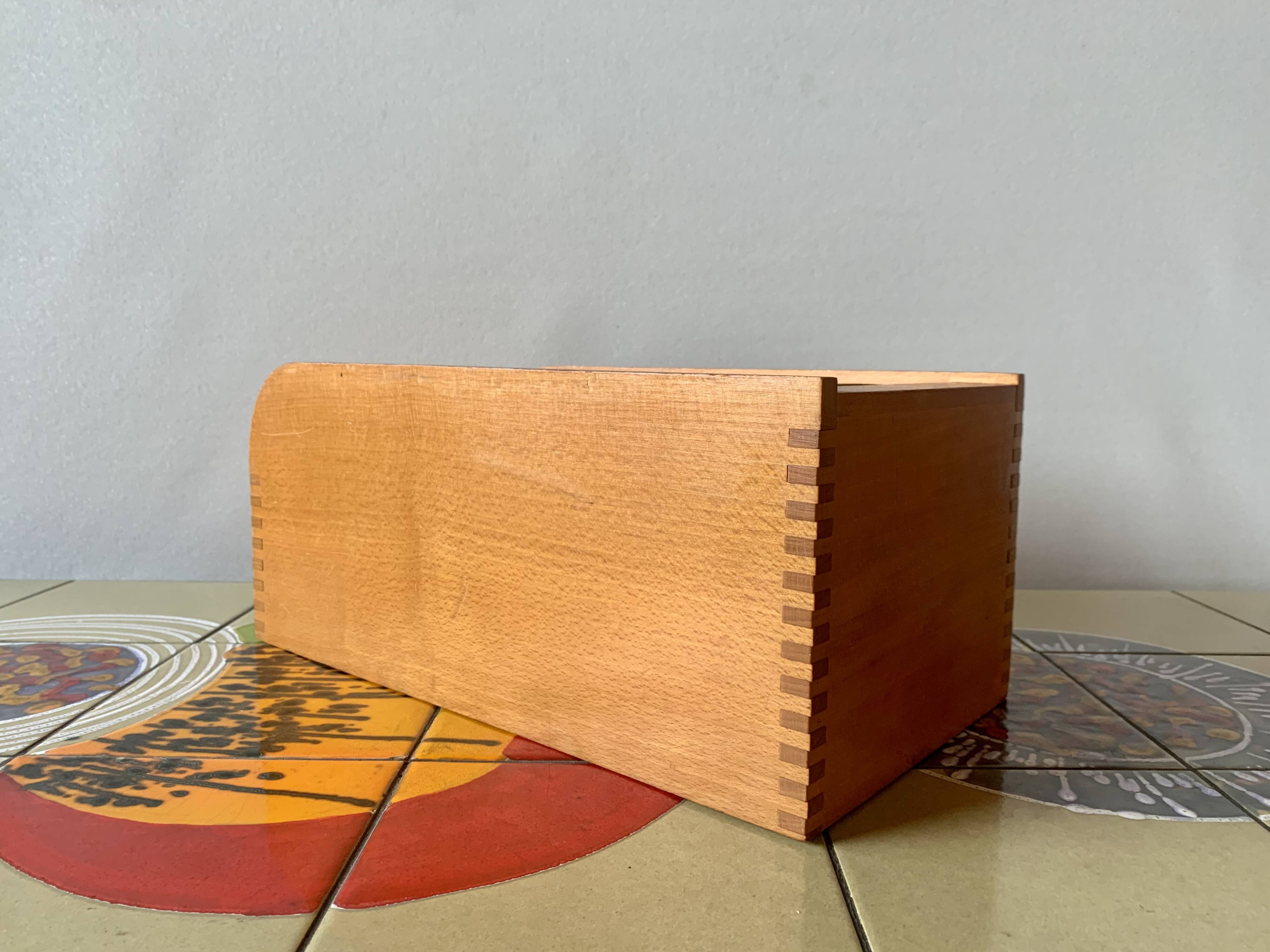 2 anciennes boîtes de classement en bois à volet