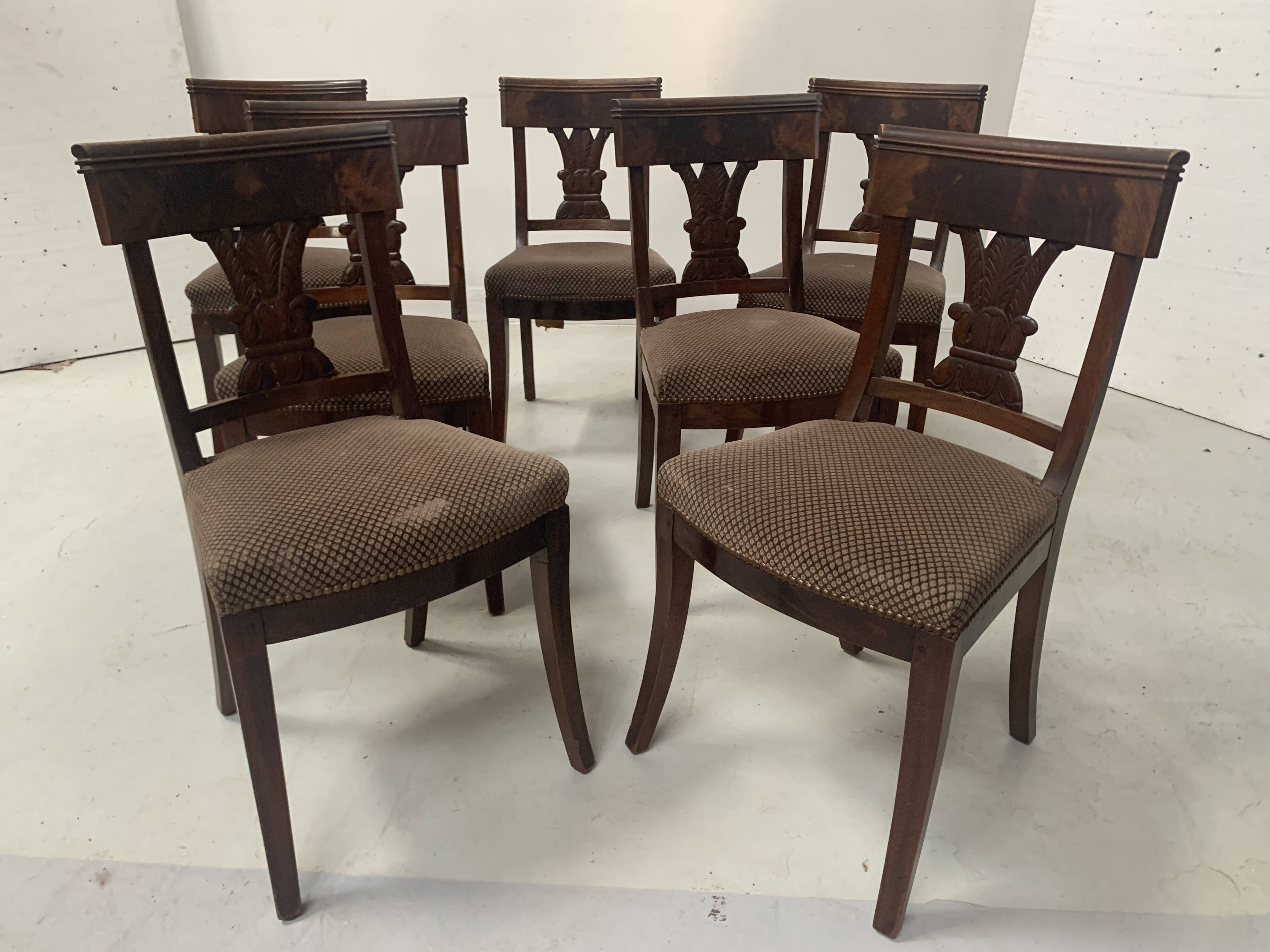 Suite de sept chaises en acajou massif XIX siècle