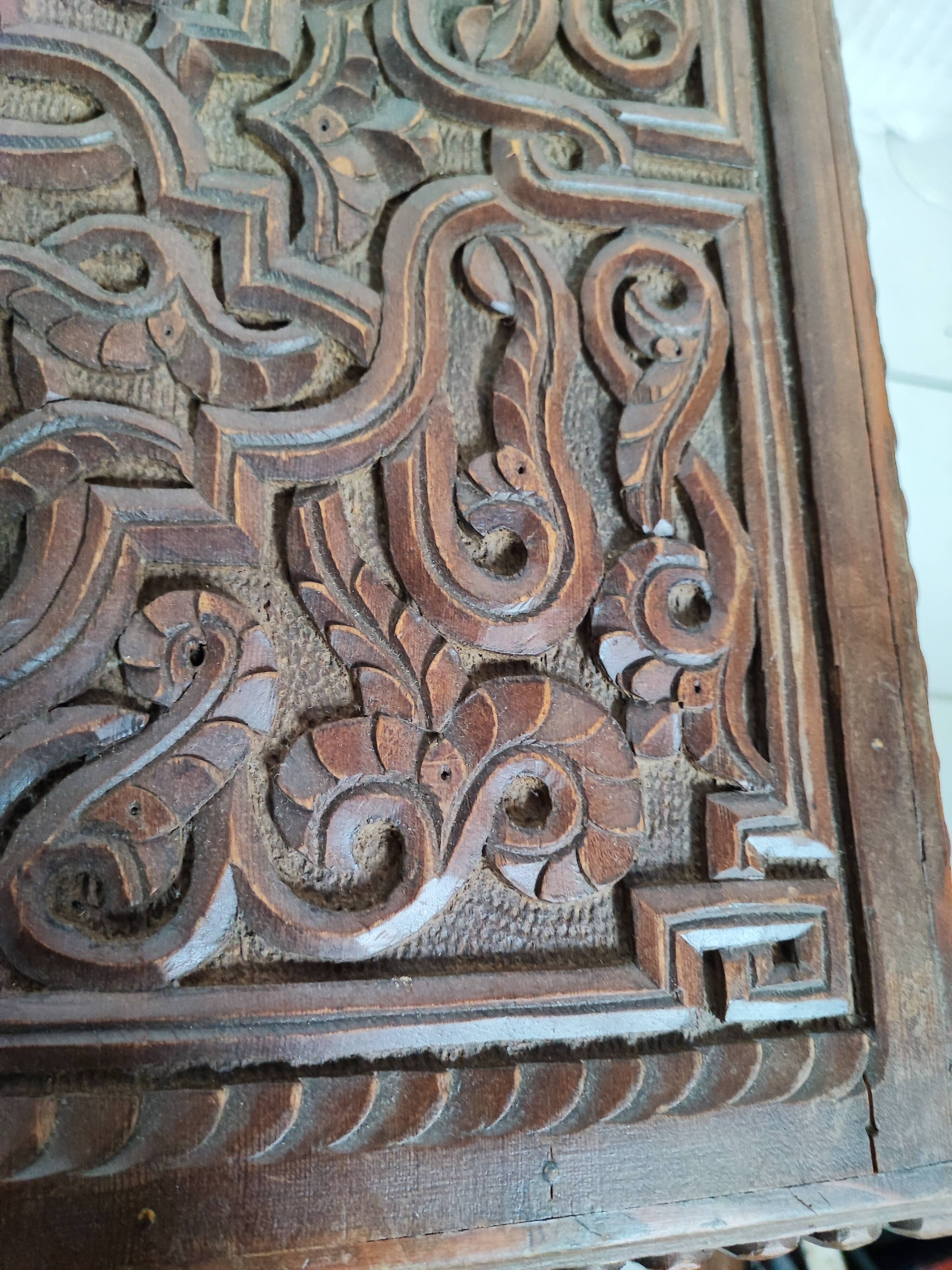 Ancien coffre en bois sculpté oriental