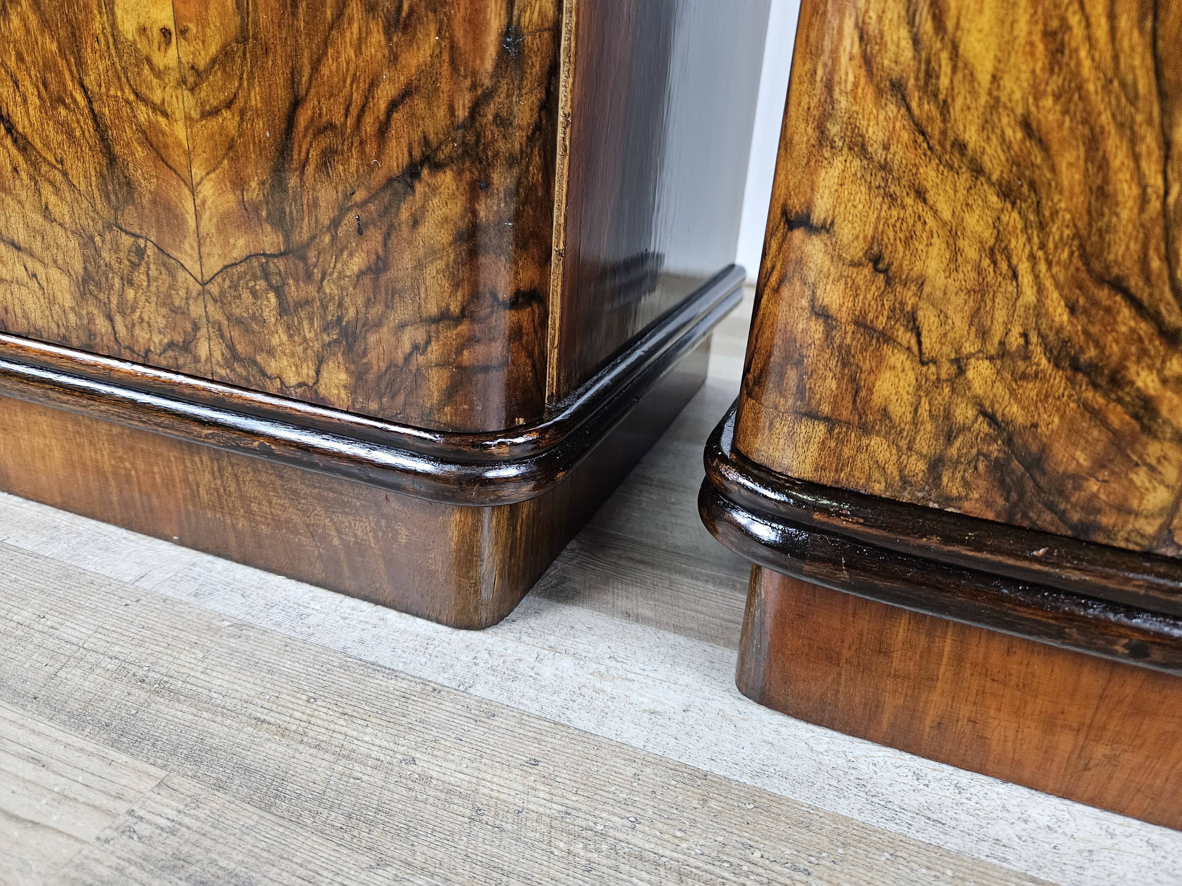 1940 Art Decò nightstands in walnut with door and shelf