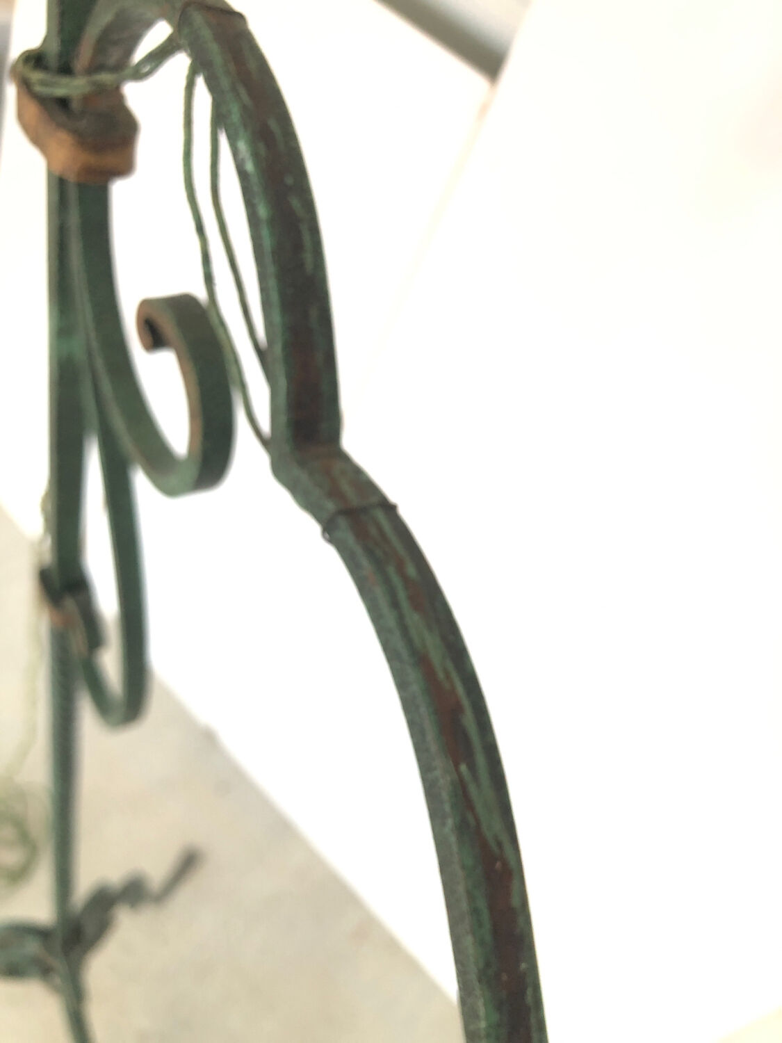 Lampadaire en fer forgé vert et doré vintage année 50