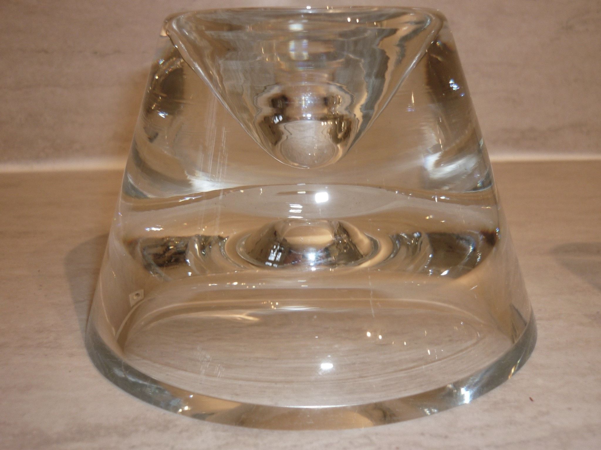 Carafe à vin avec bouchon sur socle en cristal