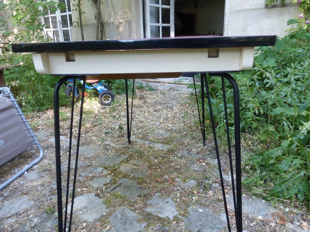Formica eiffel foot table and its chairs