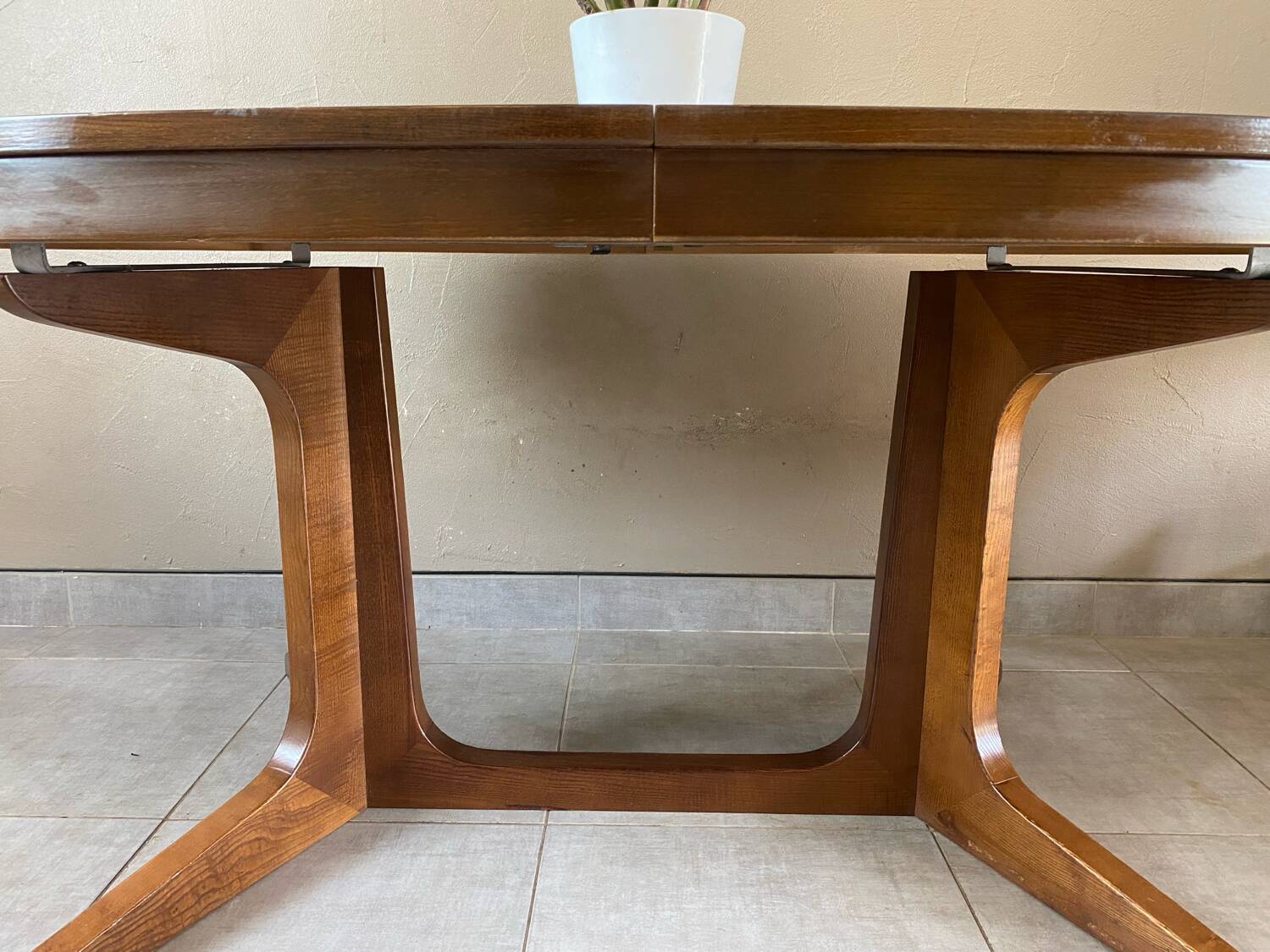 Vintage oval Baumann table