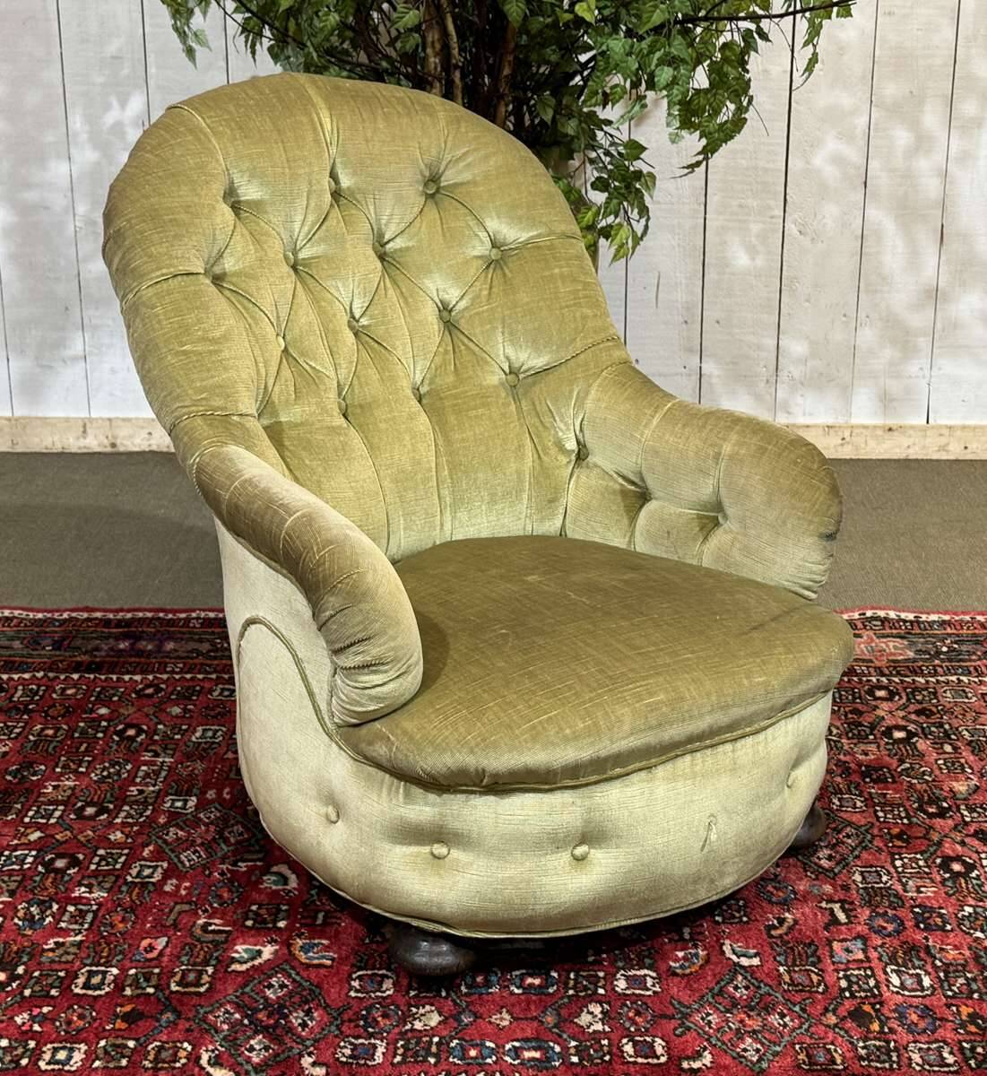 English armchair from the late 19th century.