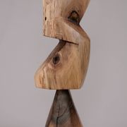 Table d’appoint sculpturale en bois massif, design contemporain original, logniture
