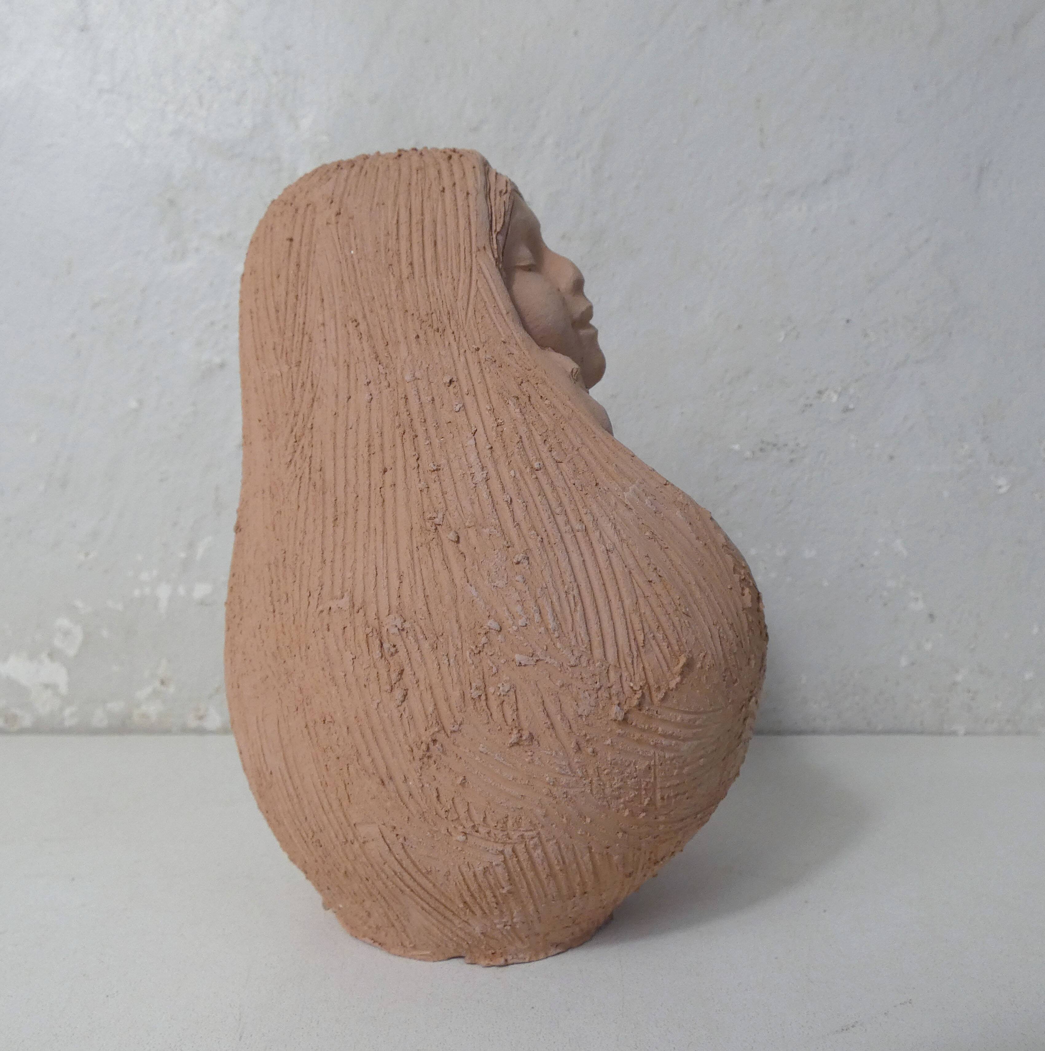 Sculpture mère à l'enfant en terre cuite