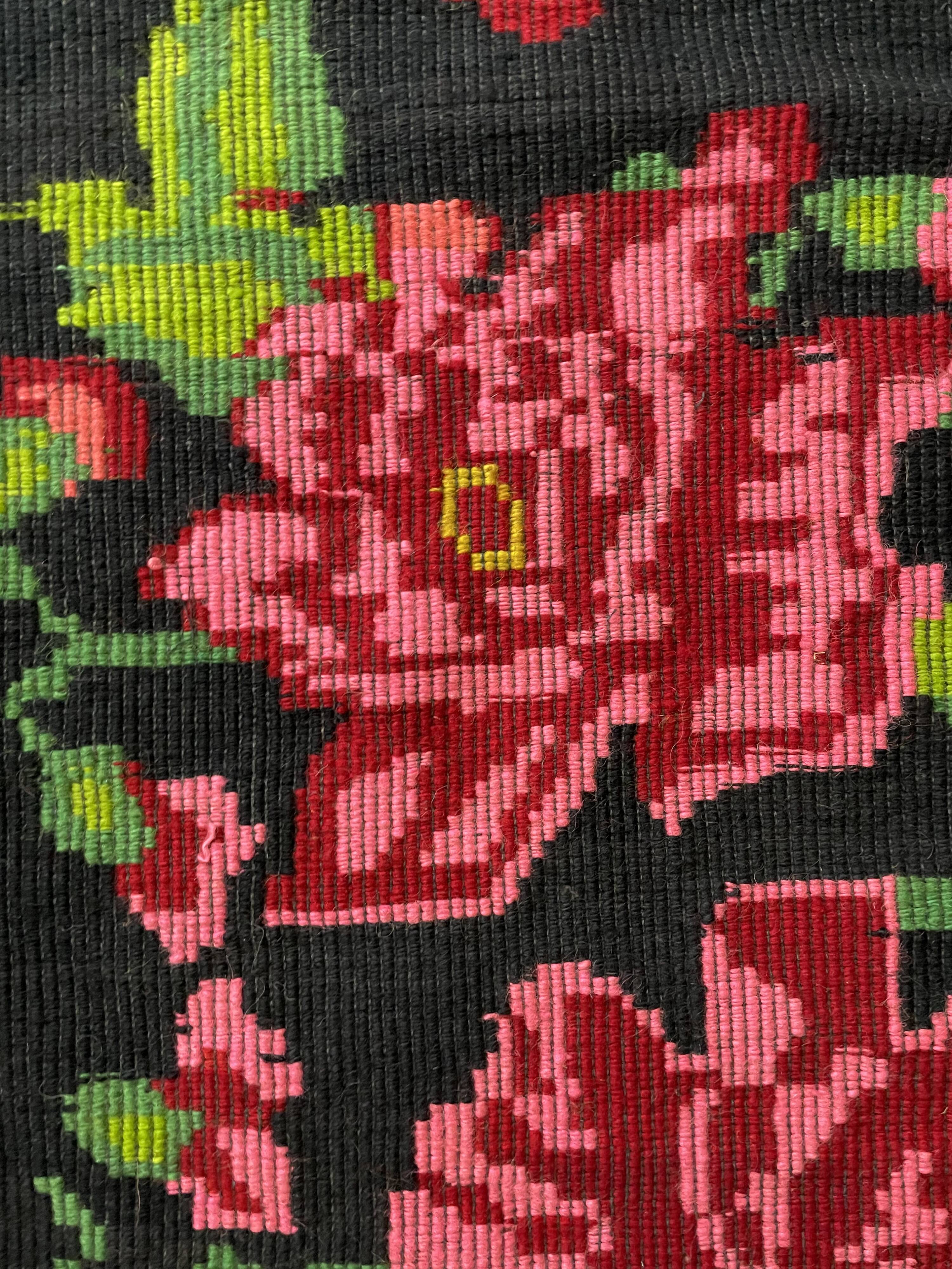 Tapis en laine roumaine tissé à la main avec fleurs roses sur fond noir
