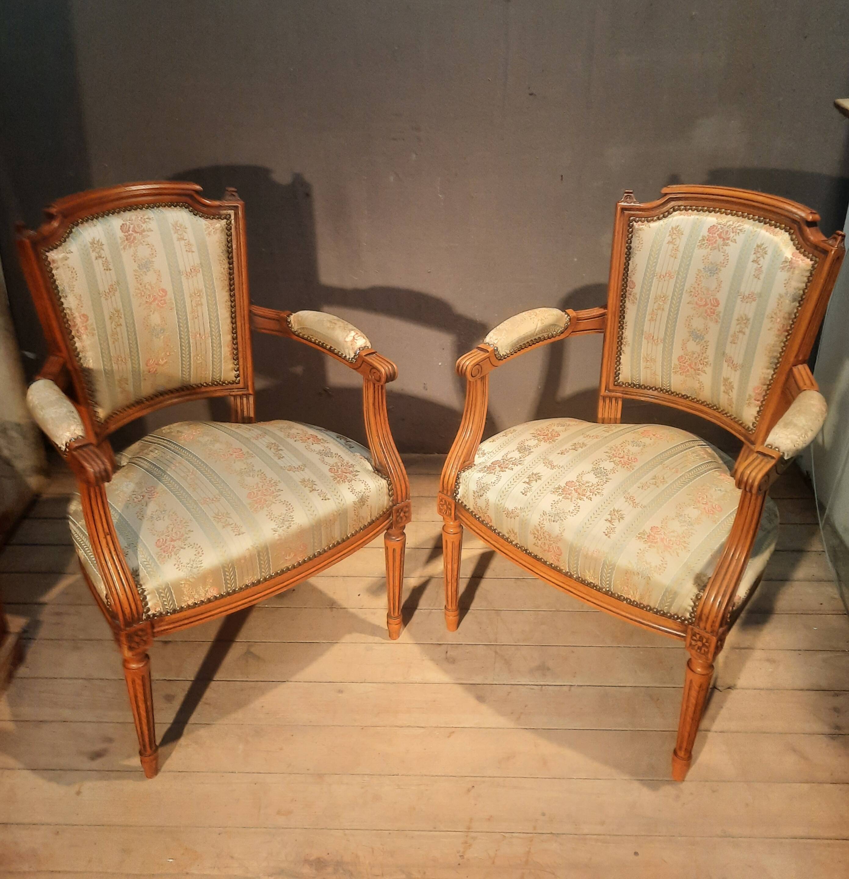 Paire de fauteuil tapissés style Louis XVI