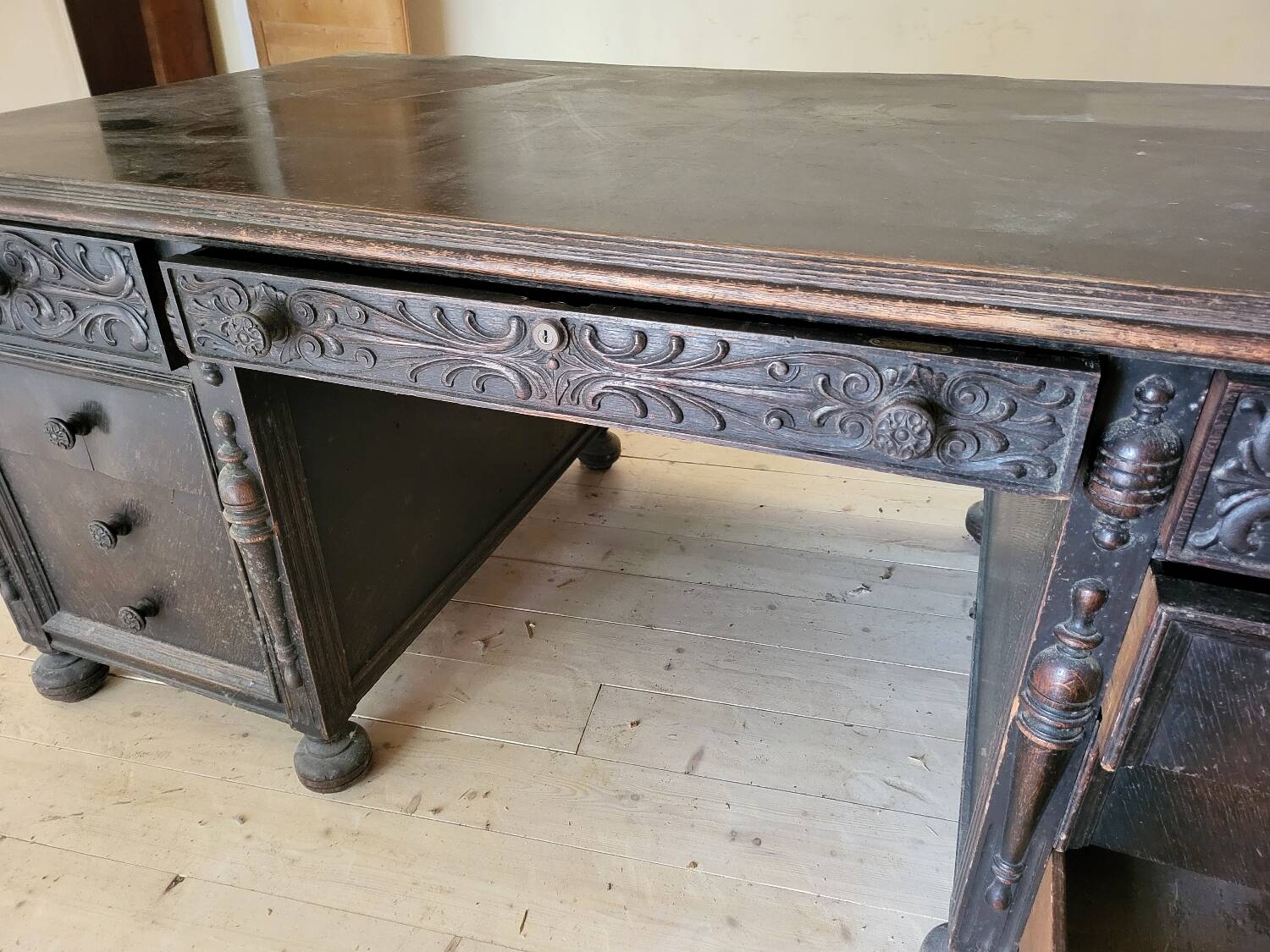 Important antique American desk in carved wood – circa 1900 –