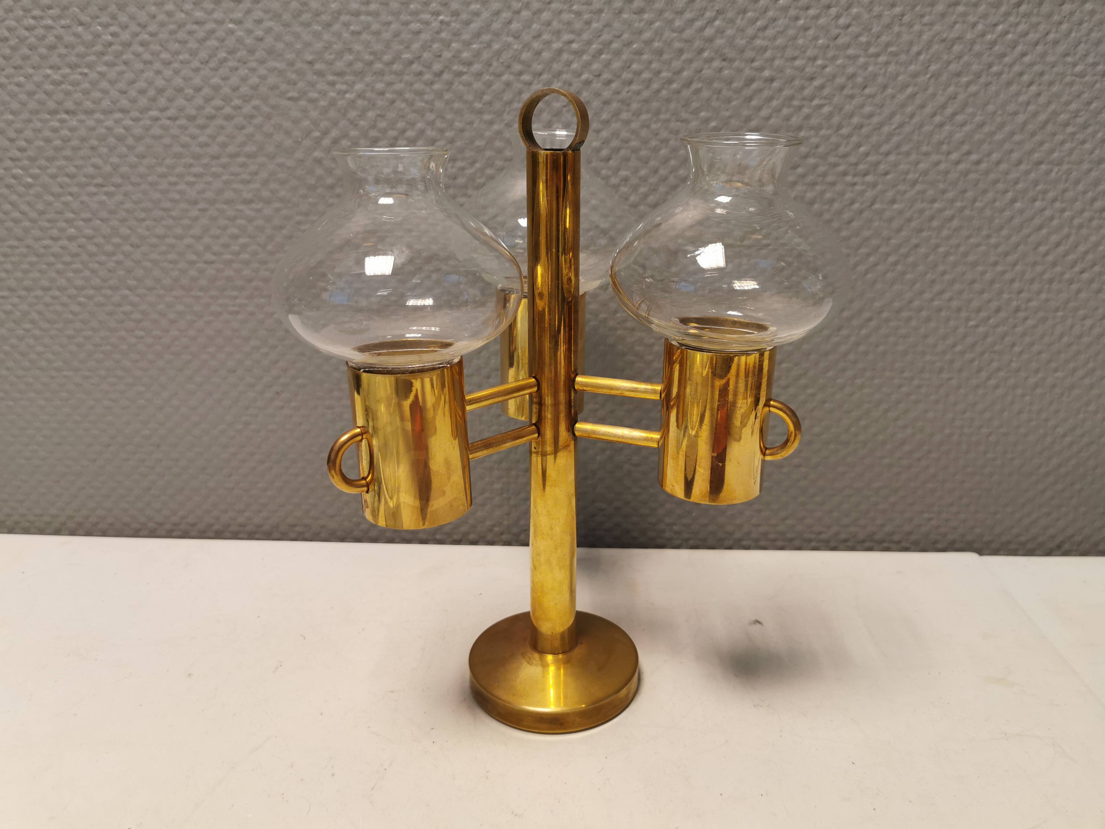 Bougeoir en laiton avec abat-jour en verre translucide fabriqué par Norway Candle Design années 1960