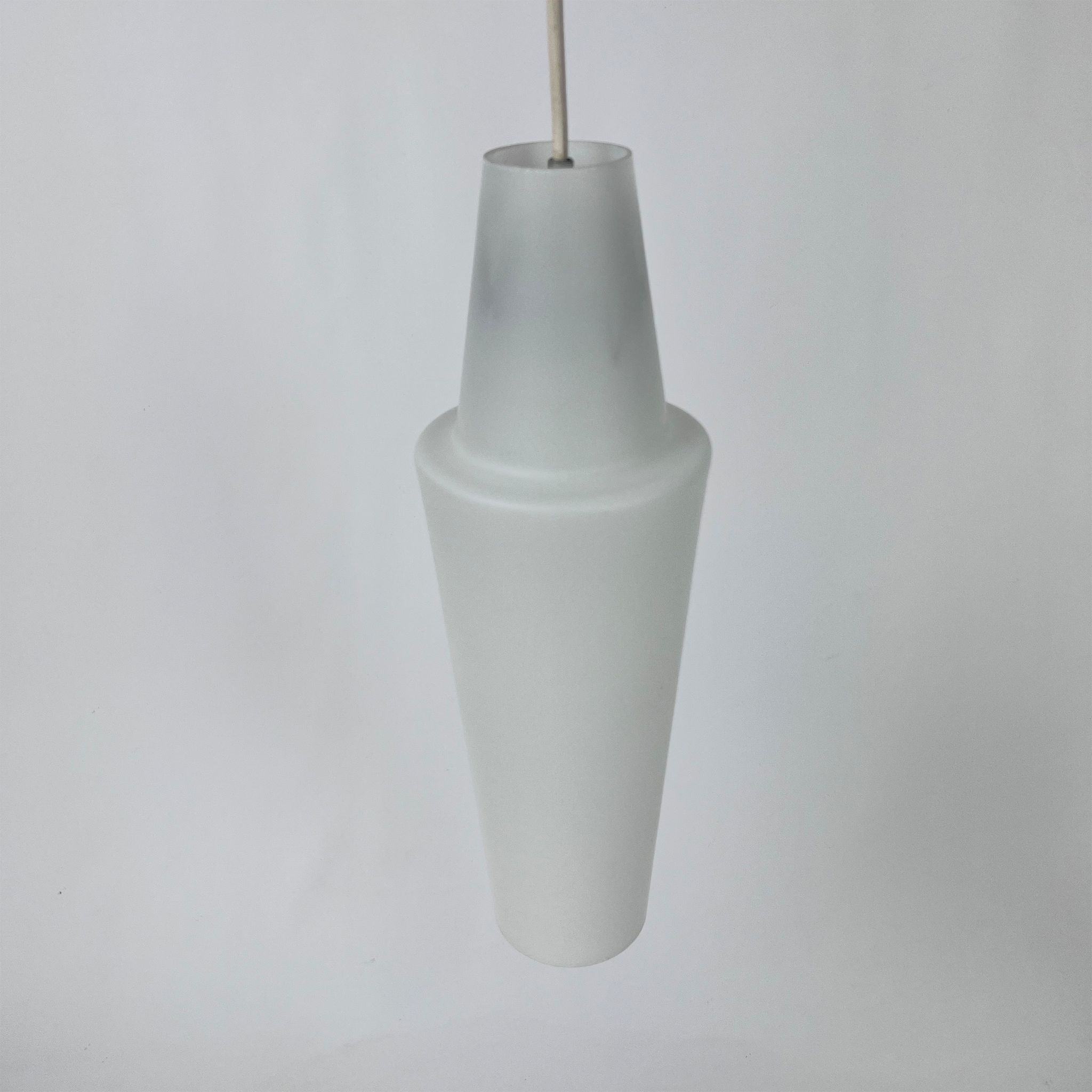 Ensemble de 2 calices en verre opalin du milieu du siècle, 1960