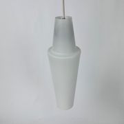 Ensemble de 2 calices en verre opalin du milieu du siècle, 1960