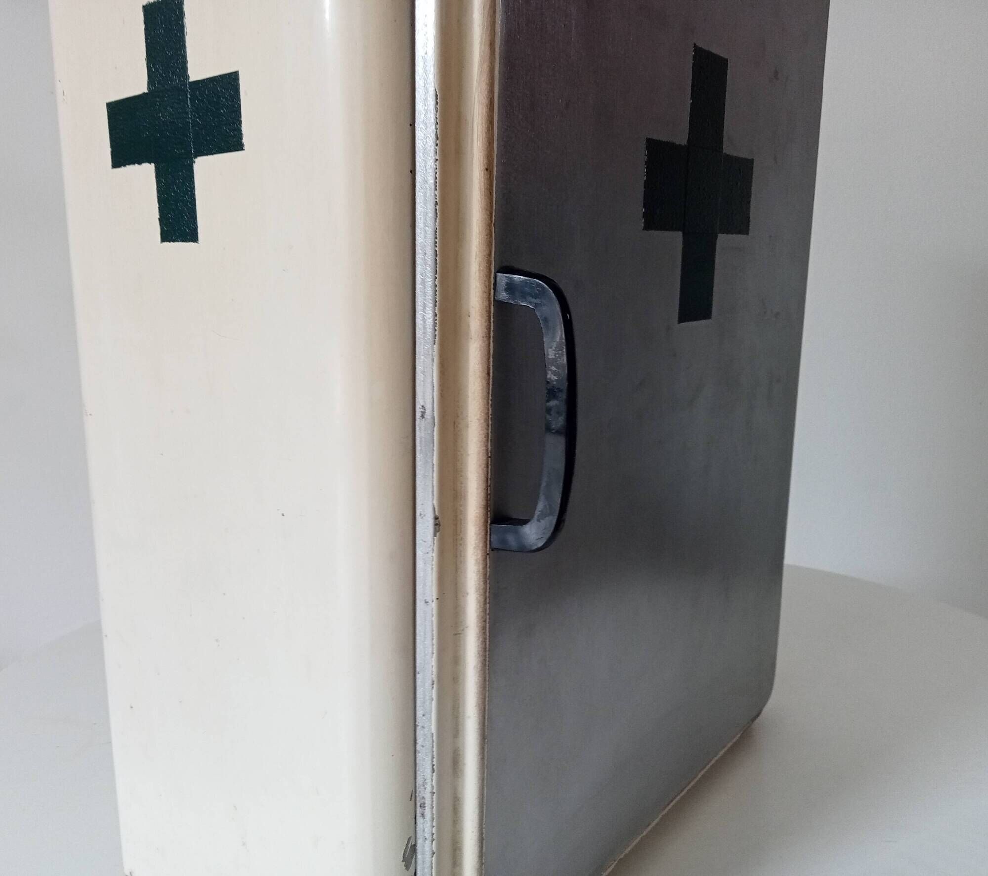 Vintage metal medicine cabinet from the 50s/60s