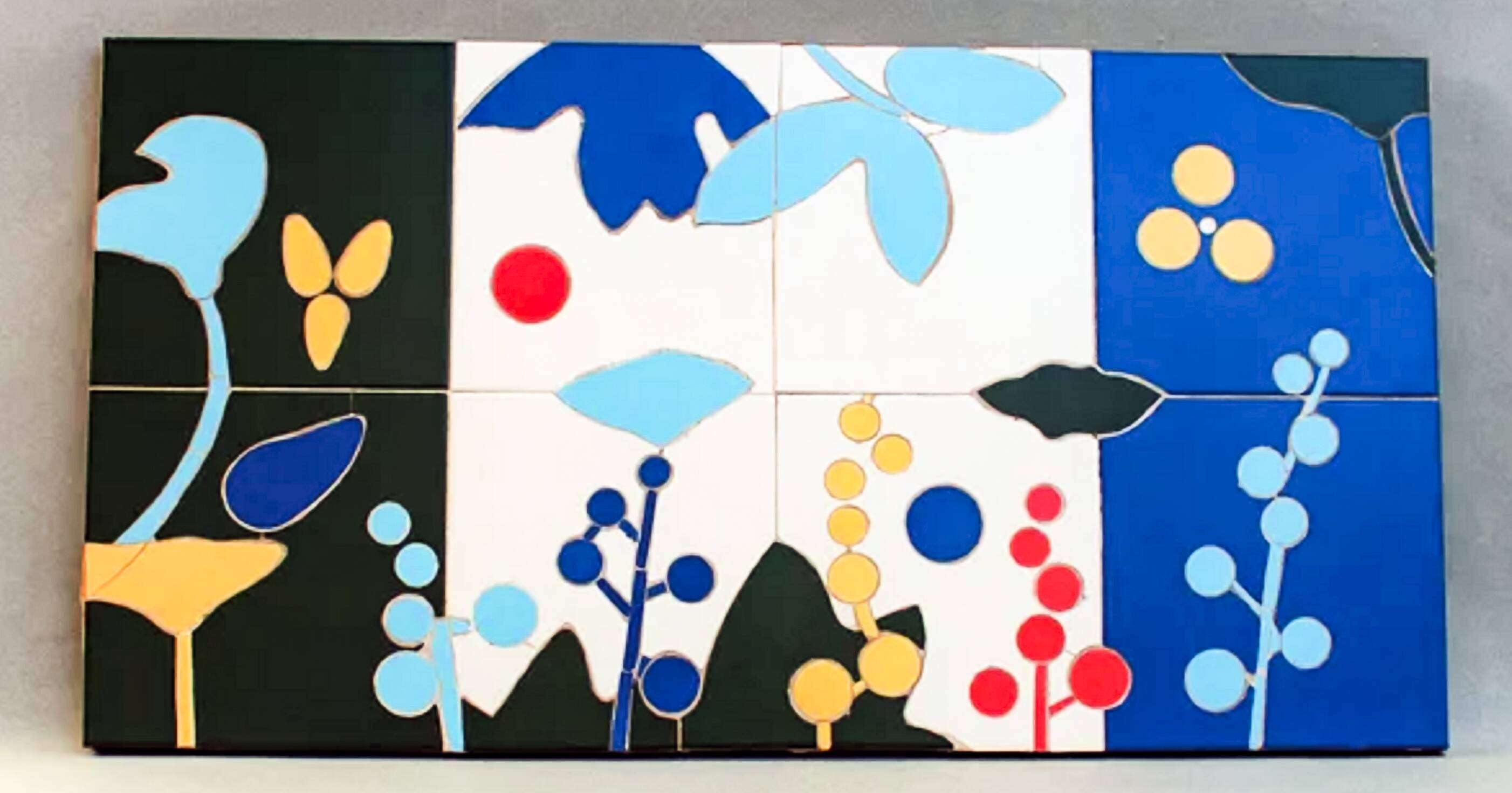 Flower painting made with trencadís style mosaic (Gaudí. Barcelona).