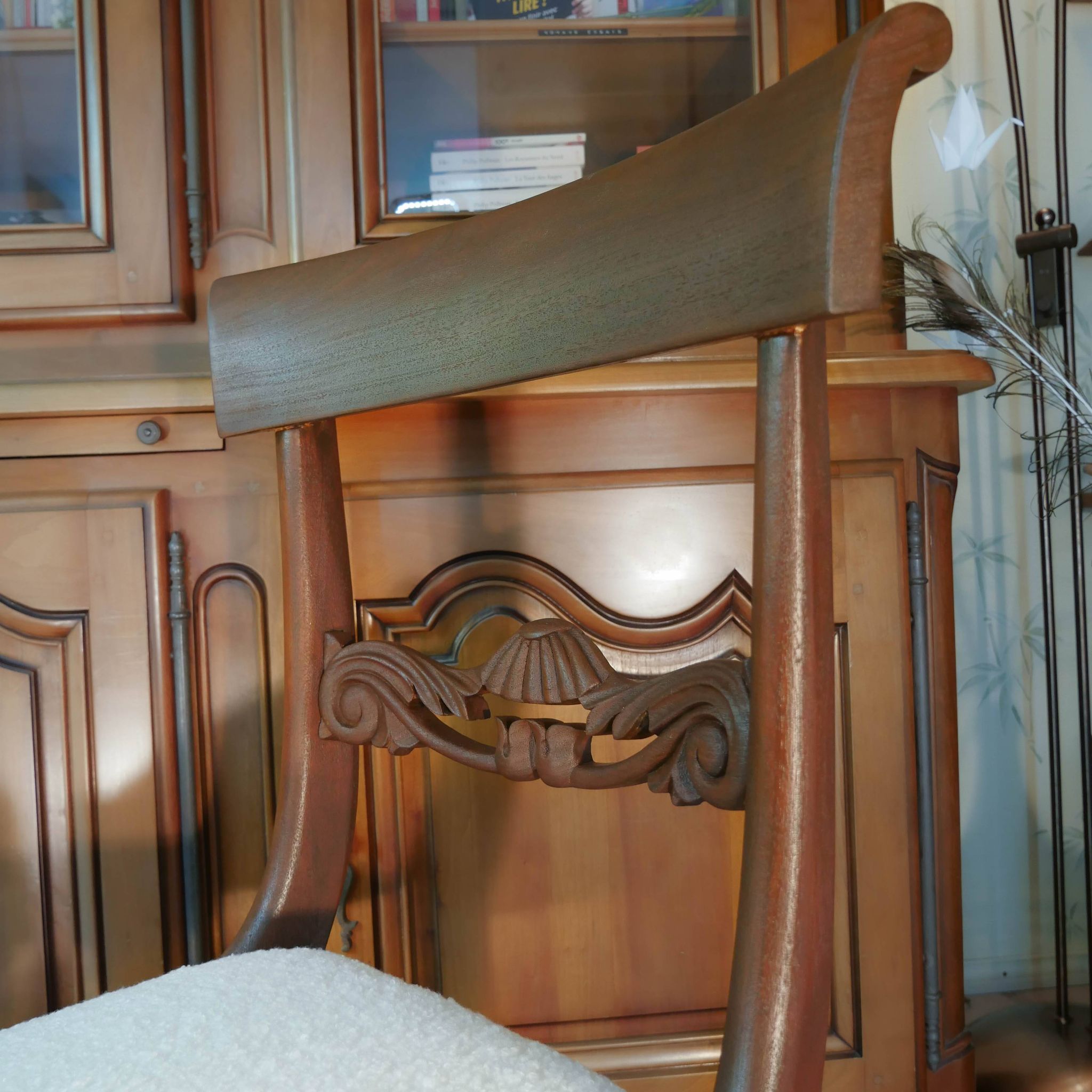 Paire de chaises anglaise style régence, tissu bouclette blanc