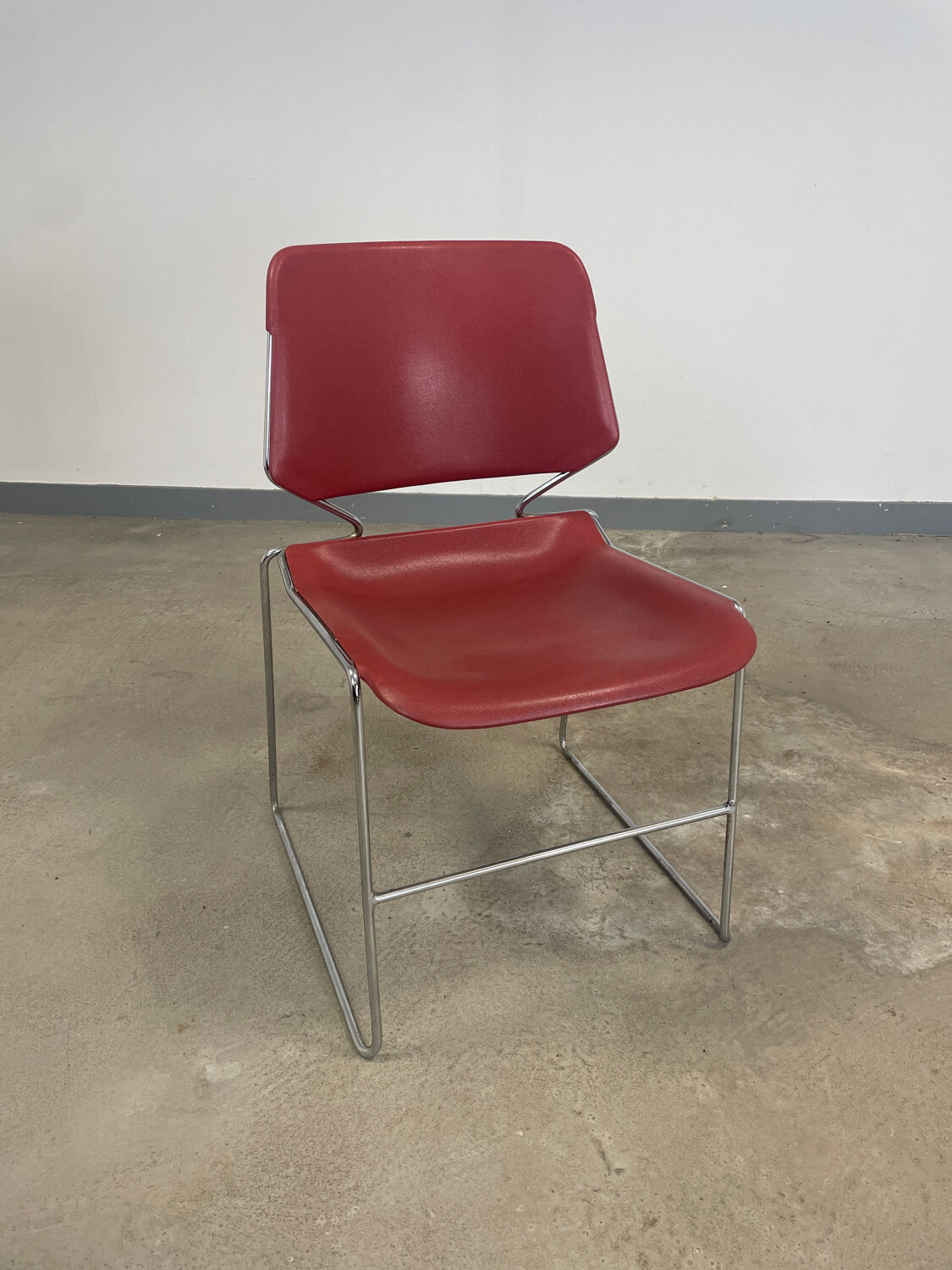 Lot de 24 chaises empilables Matrix Bordeaux, années 70, USA