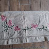 Drap ancien en lin brodé decor fleurs rose 210x300 cm