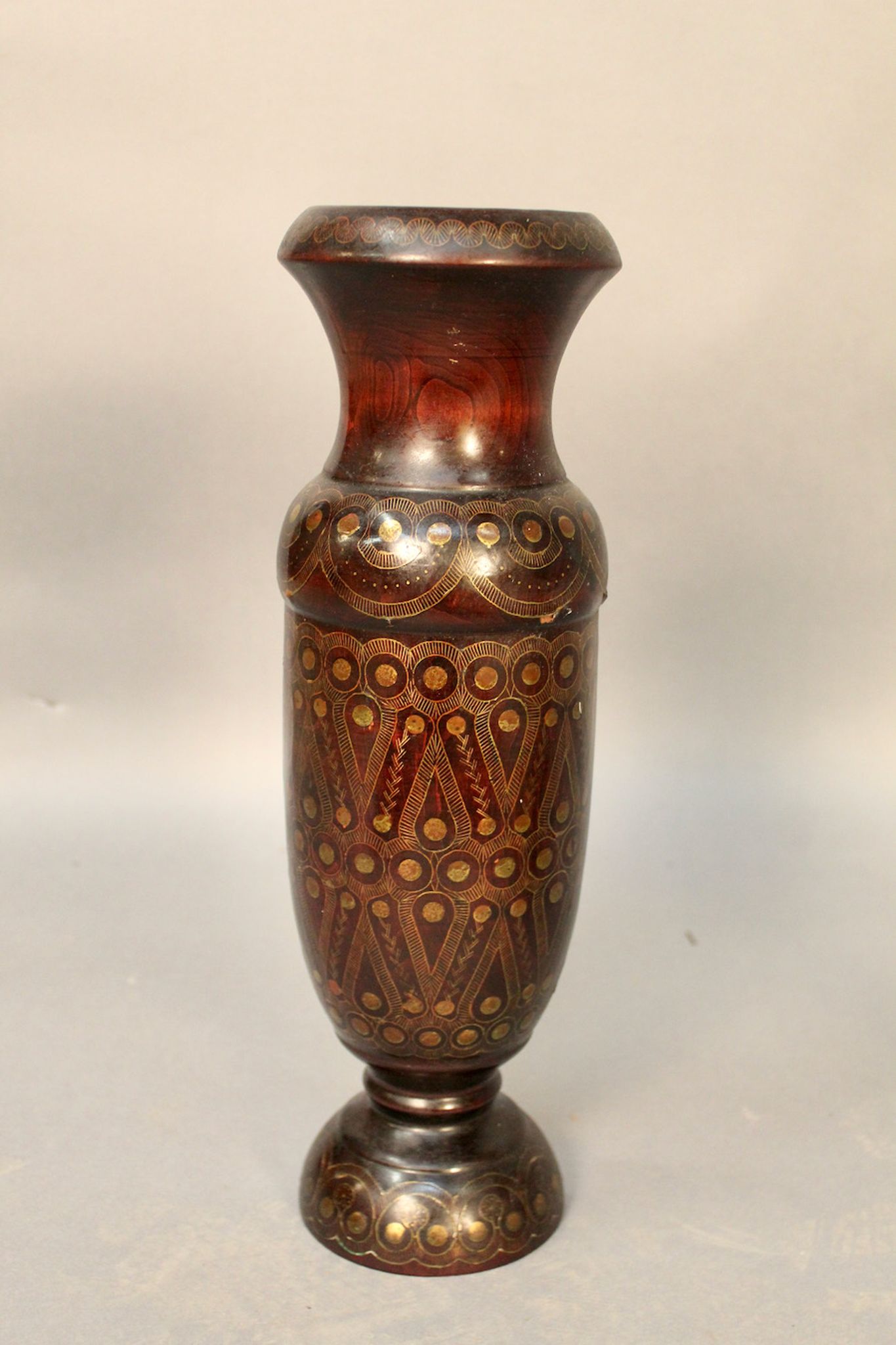 Vase en bois tourné incrustation laiton oriental