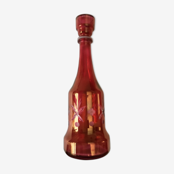 Carafe rouge gravée