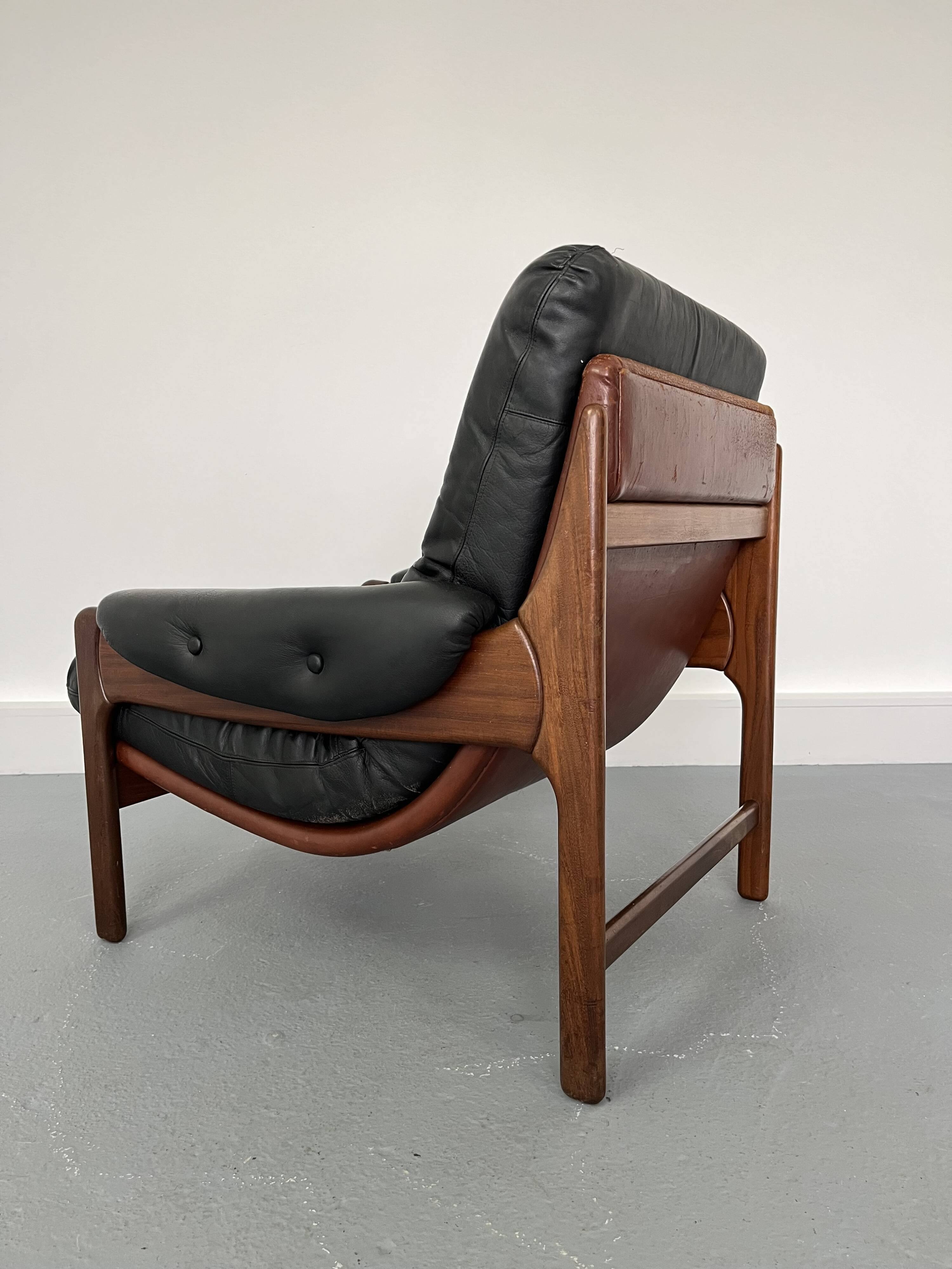 Fauteuil en teck et cuir années 1960