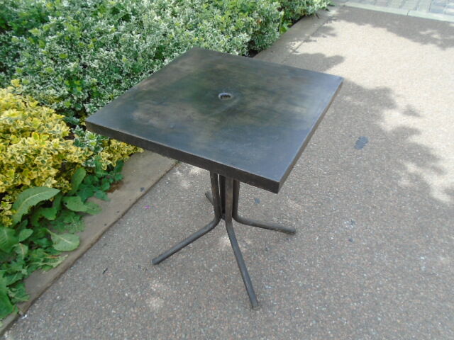 Table bistrot métal décapé Tolix 60 cm x 60 cm