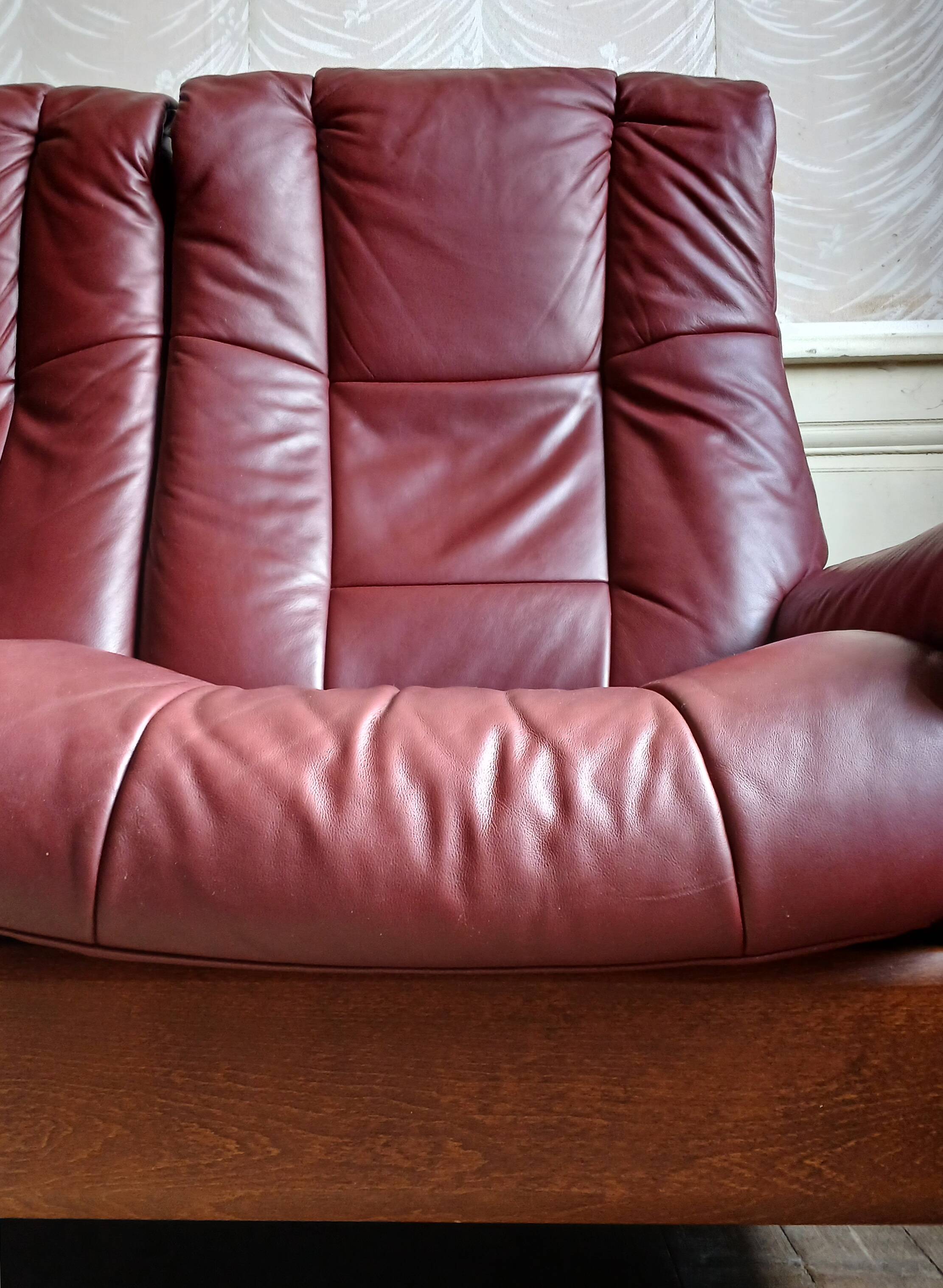 Windsor Ekornes Stressless leather lounge sofa. Norway around 1990.