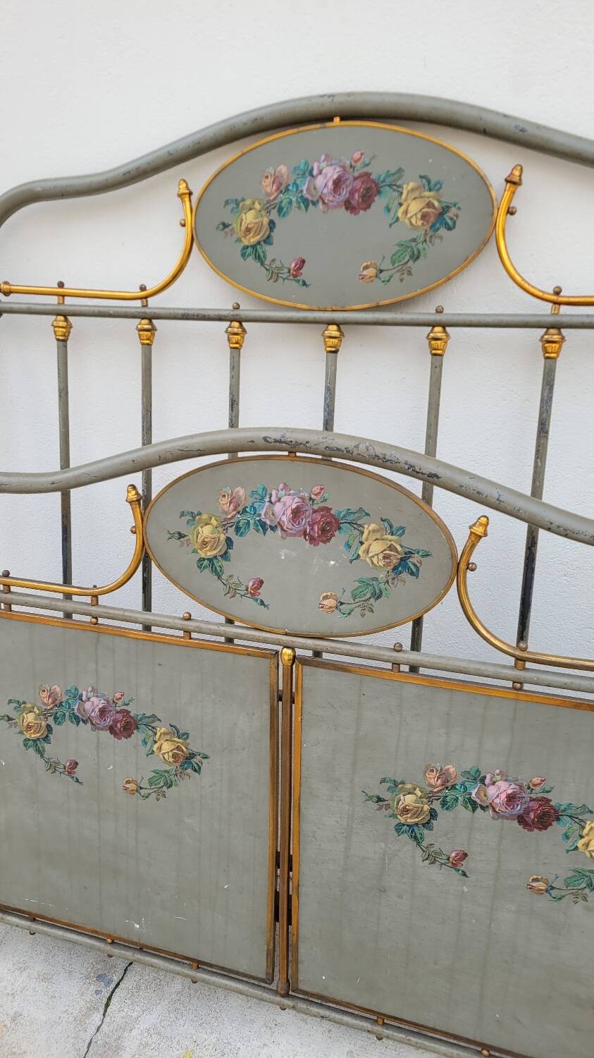 Cast iron bed decorated with flowers from the 19th century