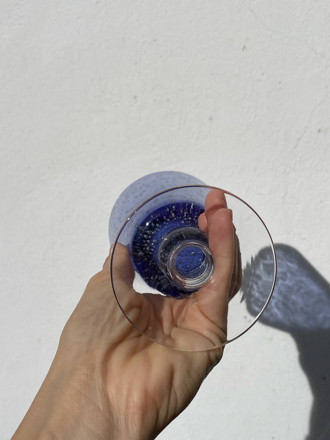 Set of 5 blue bubble stemmed glasses