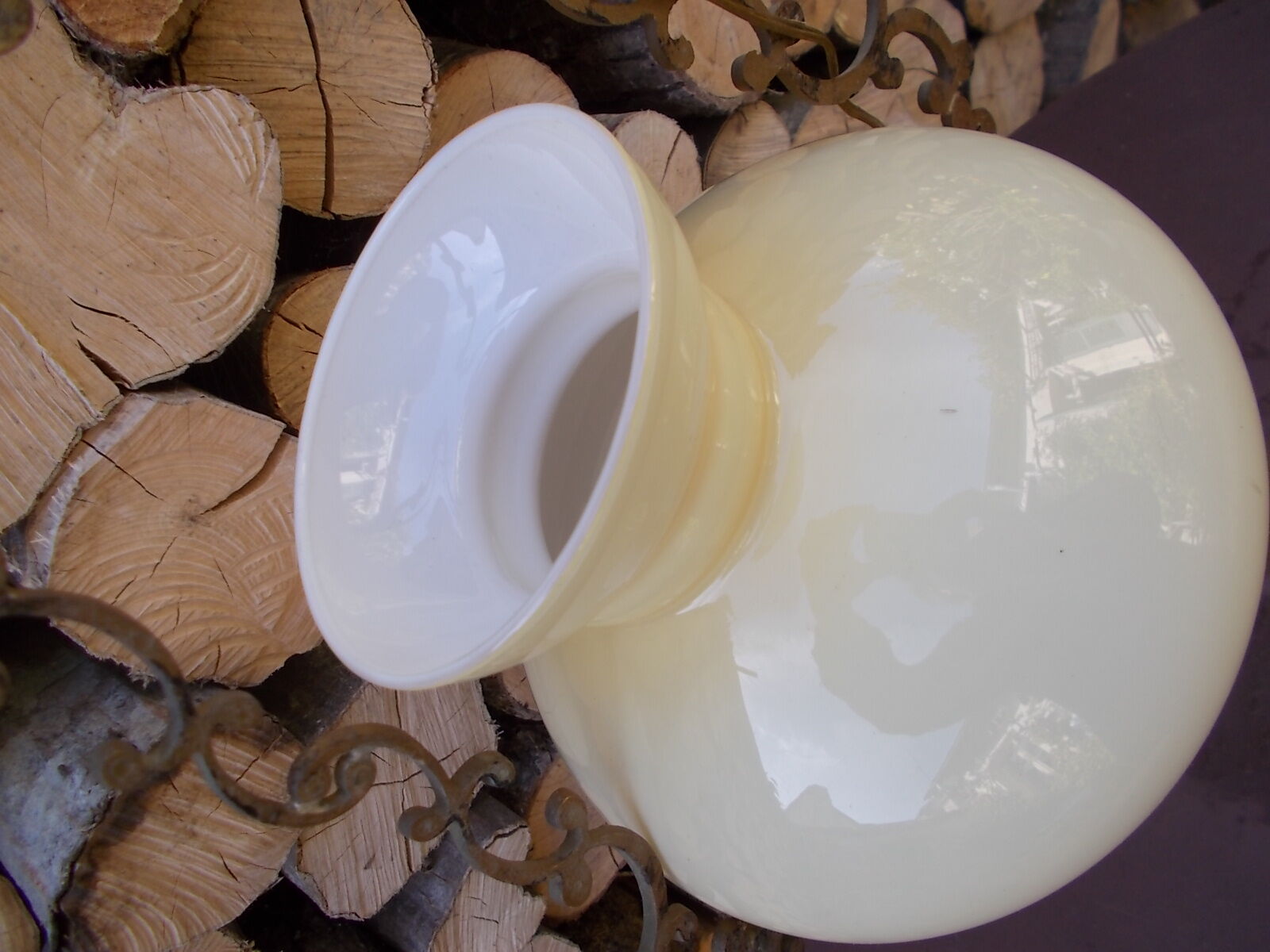 Suspension in white opaline