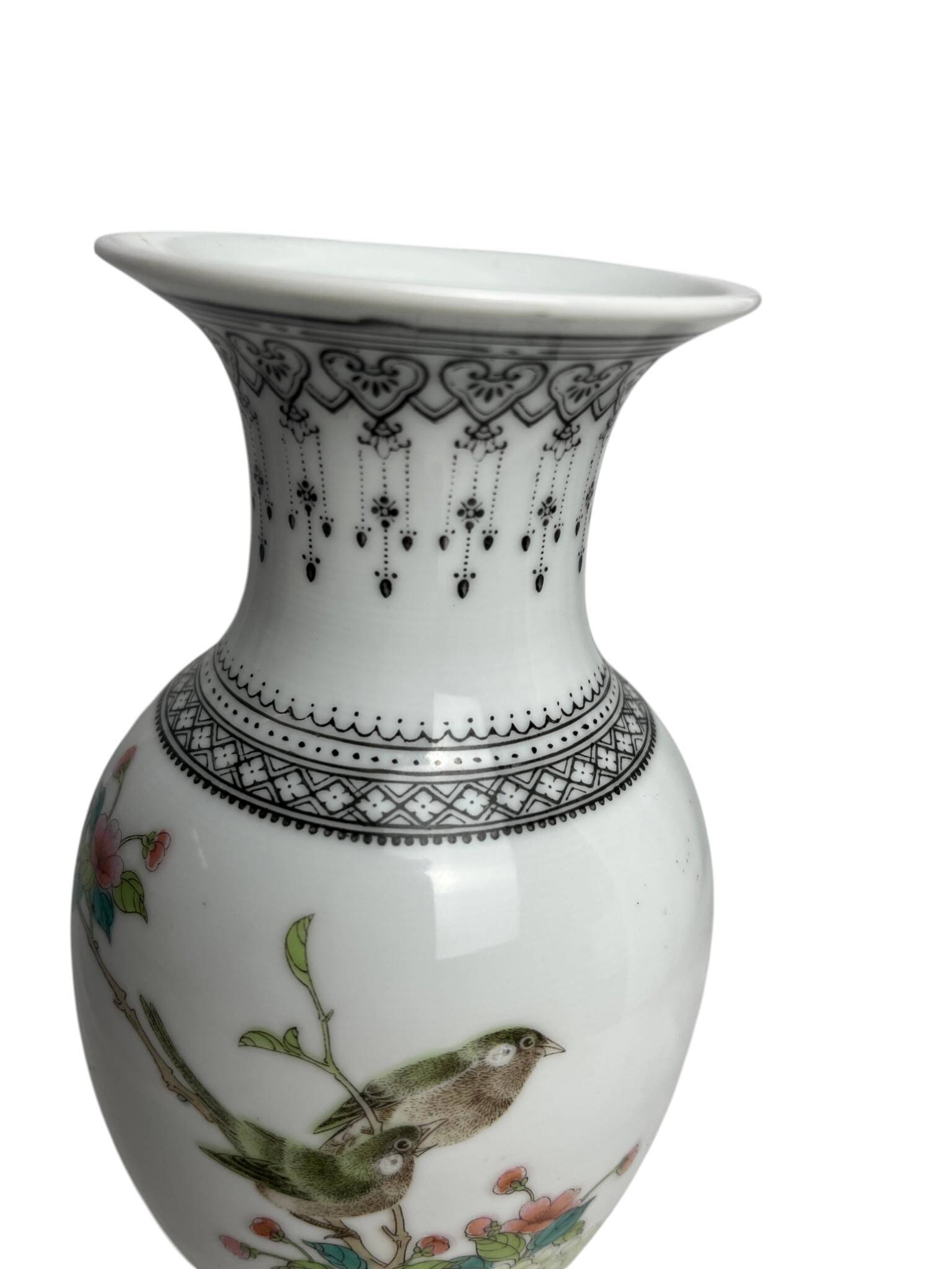 China, small porcelain vase from Jingdezhen with volatile decoration, 20th century.