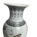 China, small porcelain vase from Jingdezhen with volatile decoration, 20th century.
