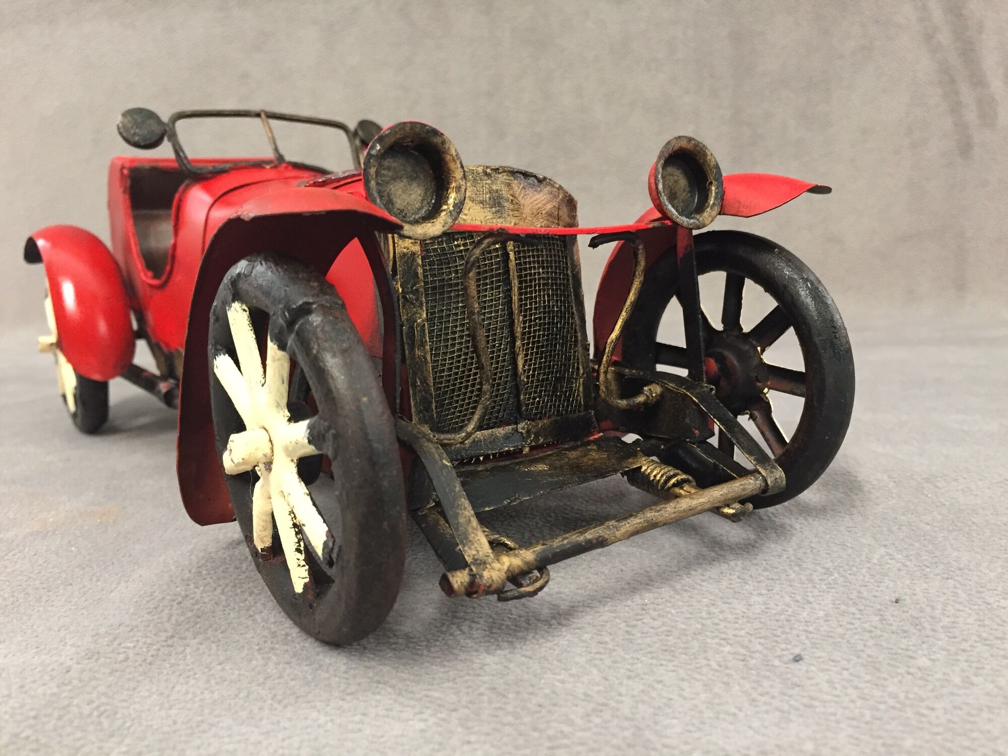 Model reproduction car bugatti 1920 metal tin collection